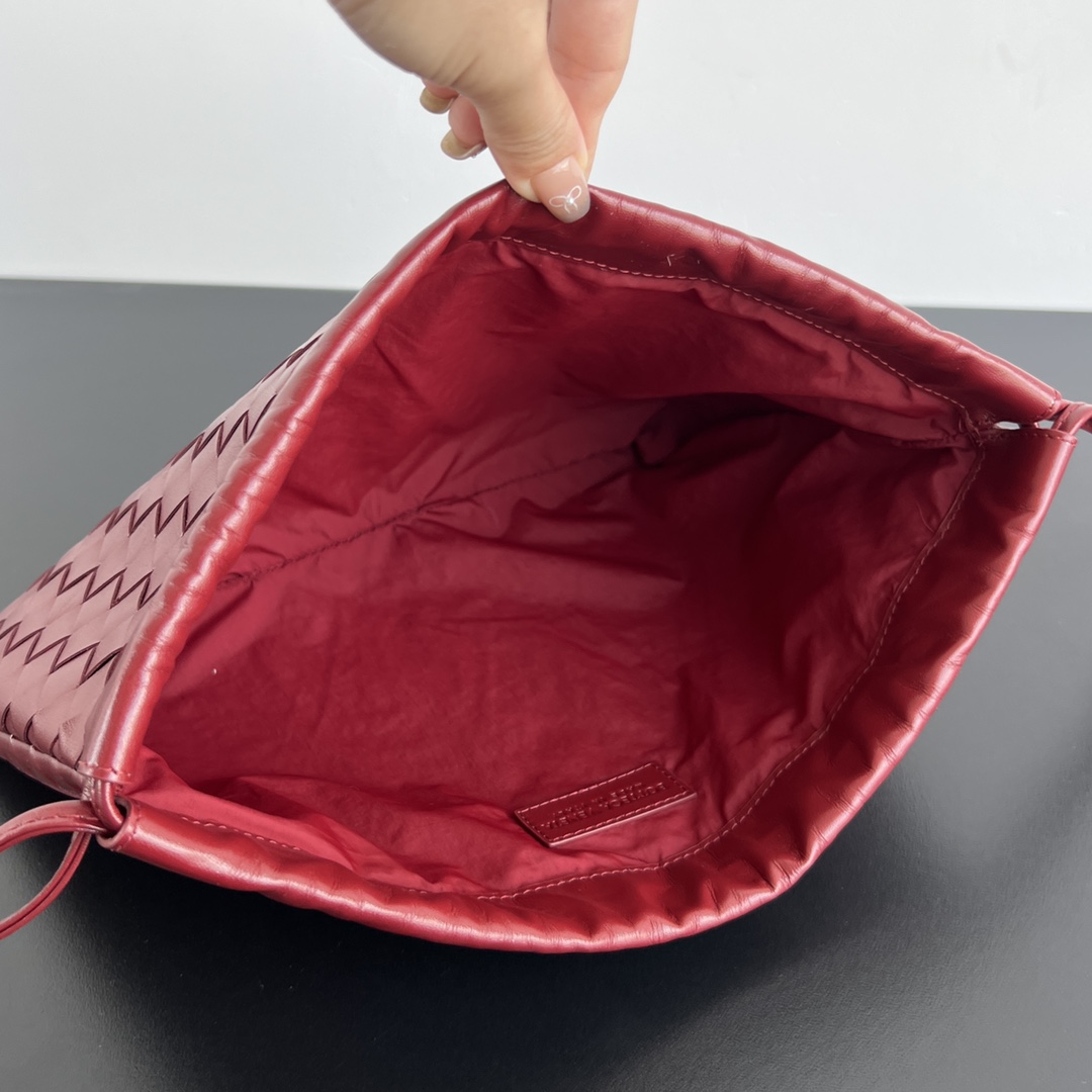 Bv Drawstring Dustbag "Trash Bag" 🎈796728 Les sacs poubelles vont vraiment bien ensemble ! Paresseux et confortable sens de l'aléatoire 💥 avec la conception de tissage classique pour façonner les articles invincibles du monde de la mode Conception de cordon de serrage de l'ouverture naturelle sensation plissée et peau de vache douce lisse et délicate Partout révèle le sens paresseux du sac de sophistication 🤏 non seulement le poids de la capacité légère est également très suffisant Oh Voulez-vous un sens de la relaxation du sac, vous pouvez obtenir le sac poubelle pour vous rendre heureux aba✨ Taille : 32 x 23 p1900 p1900 - high-fashion bags. 32x23 p1900- sacs de haute qualité.