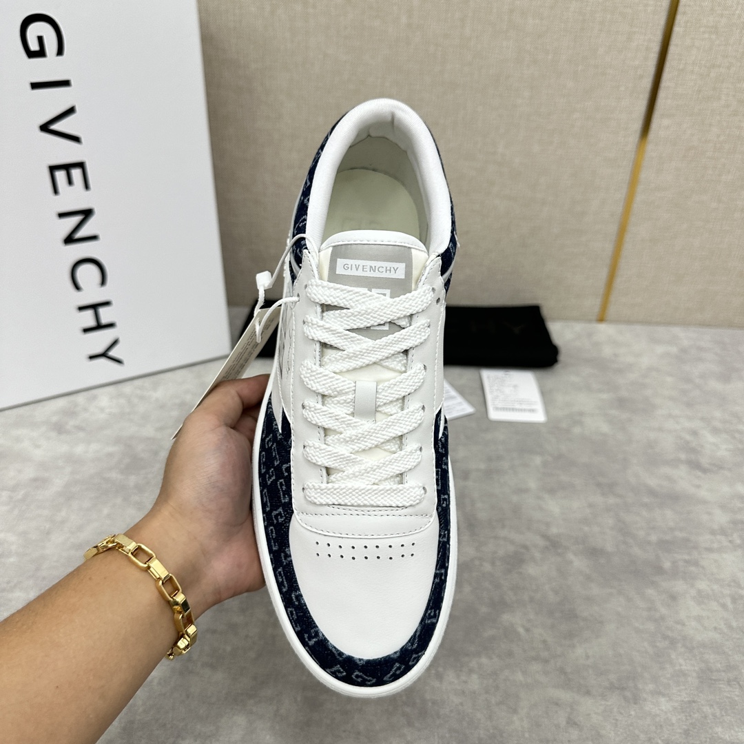 Givenchy Givenchy lanza por primera vez en línea las nuevas zapatillas bajas G MoVE MonclerOGRAM inspiradas en las zapatillas de tenis de los años ochenta Sencillas, cómodas y deportivas con actitud deportiva Confeccionadas en piel de vacuno importada con estampado G vaquero bloqueado en color Perforaciones transpirables en la puntera Logotipo 4G transpirable en los laterales Etiqueta con el logotipo 4G de Givenchy en la lengüeta y el talón Rayas de charol ¡Rayas de charol con pespuntes para un toque de moda Empeine acolchado para mayor comodidad Forro de piel de becerro Almohadilla individual de látex de vacuno integrada Suela original de caucho moldeado Ligeras y cómodas!  ¡Disponible en muchos colores! Talla de contrafuerte estándar: 39 ~ 44# (38,45 🉑 a medida) Modelos de denim patchwork P ¥ 760 Modelos de piel plena P ¥ 800-Altos bolsos de imitación