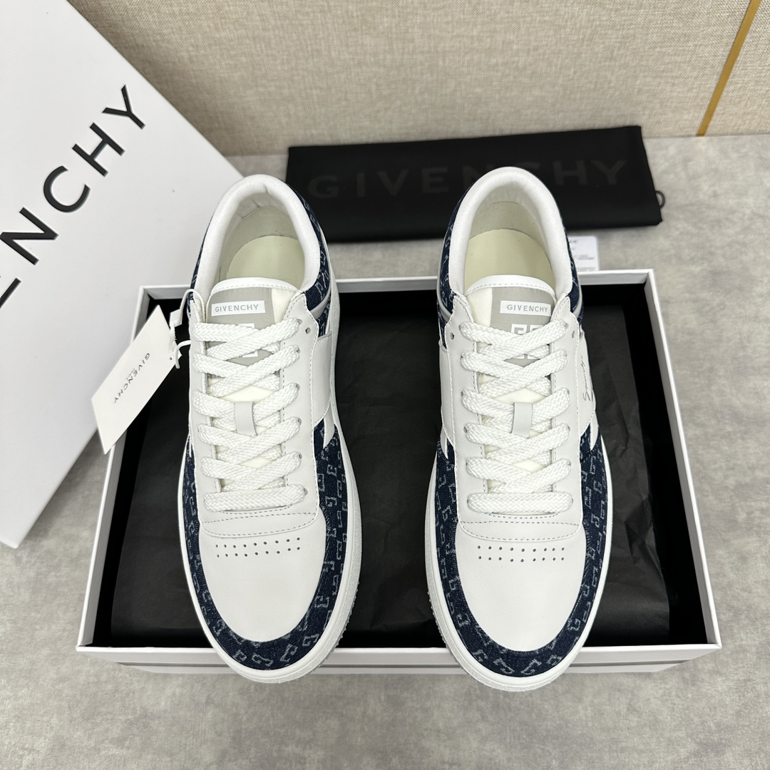 Givenchy G MoVE Moncler Cler Cler Cler Cler Cler Cler Cler ClerOGRAM Deportivas de caña baja Precio oficial RMB ¥6.890 Inspiradas en las zapatillas de tenis de los años ochenta, estas zapatillas son sencillas, cómodas y deportivas. La piel de vacuno importada se empalma con un estampado G vaquero en contraste. ¡Etiqueta con el logotipo Givenchy 4G en la lengüeta y el talón Rayas de charol para mayor estilo Empeine acolchado para mayor comodidad Forro de piel de becerro Almohadillas individuales de látex de piel de vaca integradas Suela original de goma moldeada Ligeras y cómodas!  ¡Disponible en muchos colores! Talla estándar del contrafuerte: 39-44# (38.45🉑 a medida) Tejido vaquero patchwork P¥760 Piel entera P¥800