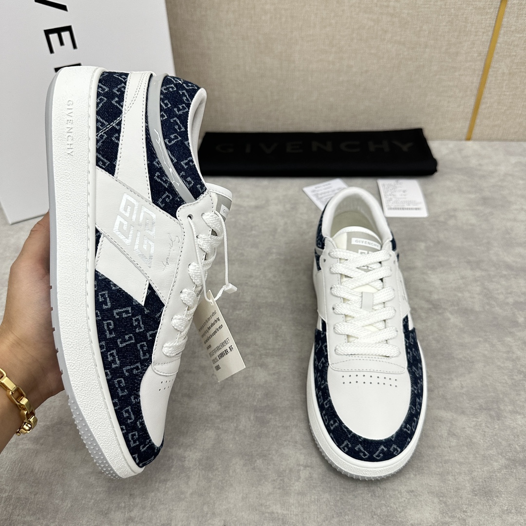 Givenchy Givenchy lance pour la première fois en ligne les nouvelles baskets G MoVE MonclerOGRAM inspirées des tennis des années 80 Simples, confortables et sportives avec une attitude sportive En cuir de vache importé avec imprimé G coloré sur le denim Perforations respirantes sur le bout du pied Logo 4G respirant sur les côtés Logo Givenchy 4G sur la languette et le talon Rayures en cuir verni Rayures en cuir verni avec surpiqûres pour une touche mode Cou-de-pied rembourré pour plus de confort Doublure en cuir de veau Coussin individuel intégré en latex de vachette Semelle originale en caoutchouc moulé Léger et confortable !  Disponible en plusieurs couleurs ! Taille standard : 39 ~ 44# (38.45 🉑 sur mesure) Modèles en denim patchwork P ¥ 760 Modèles en cuir pleine fleur P ¥ 800-Haute Faux Sacs