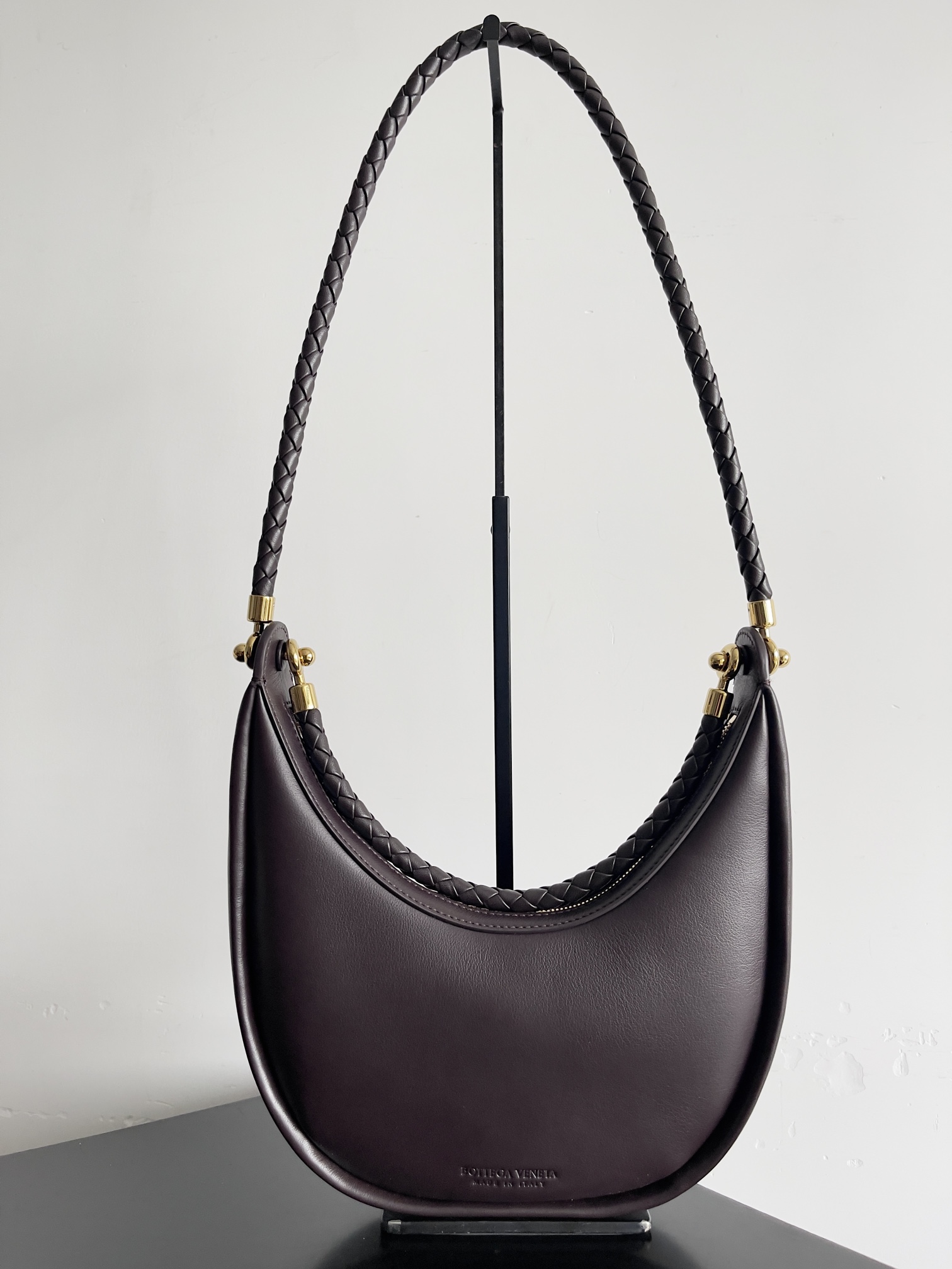 Sac demi-lune en cuir de vachette Bottega VenetaLe cuir est vraiment sans mots pour dire que le sens de la haute classe est complet !Les courroies longues et courtes sont également pour donner au sac le plein jeu de l'espace le design de la bandoulière est synonyme avec le sac vraiment tombé en amour à un coup d'œil est trop spécial ! Il y a une sorte de simple et atmosphérique rétro sens du sac arc de corps lisse automne et l'hiver avec un costume de manteau sont absolument magnifique pour les déplacements quotidiens également adapté pour voyager ~ !Numéro de modèle : 794902Taille : 28*27*6cm