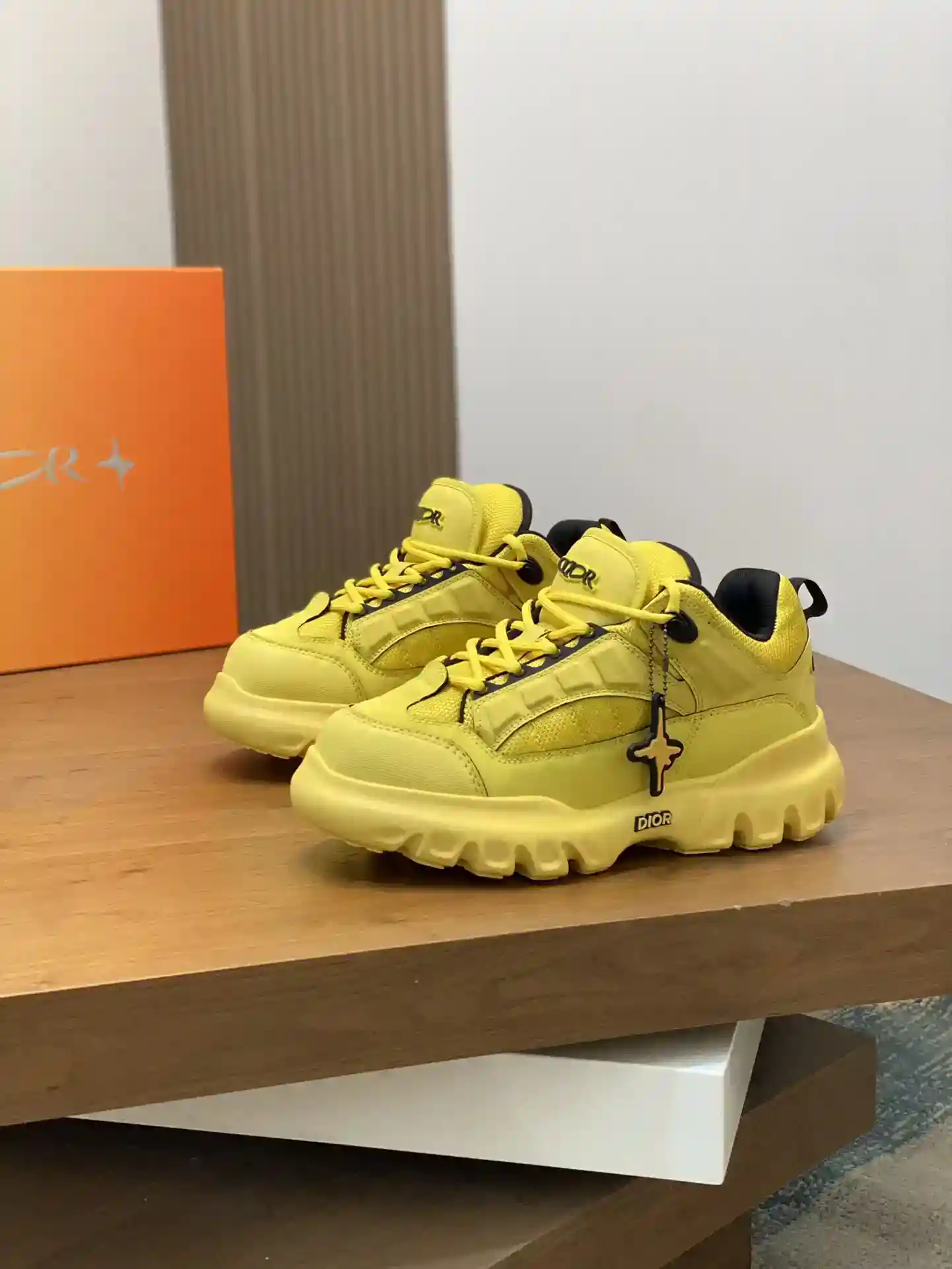 P920 Dior Chrono Collection Thick Sole Mesh Colourblock Running Shoes Daddy Shoes Casual Sneakers Collection 〰オリジナル買取開発商品です！ホワイトとブラックのメッシュ素材にレザー調のパネリングCDロゴを両サイドにあしらい、ベロにはスターパッチ、ヒールにはディオールロゴ...スタイルをアピールするディテールが満載ツートンカラーのシューレース軽量ソールにスターの装飾が施され、年間を通してカジュアルなスタイリングが楽しめますカジュアルなアイテムから上品なアイテムまで幅広くマッチしますɧアッパー:オリジナルインポート1層牛革+レザーアッパー：オリジナルインポートヘッドレザー+メッシュアッパー♺ライニング：オリジナルカスタムブレスライニング♺アウトソール：オリジナルオープンモールドTpr超軽量で超ソフトなアウトソール-ハイレプリカバッグ