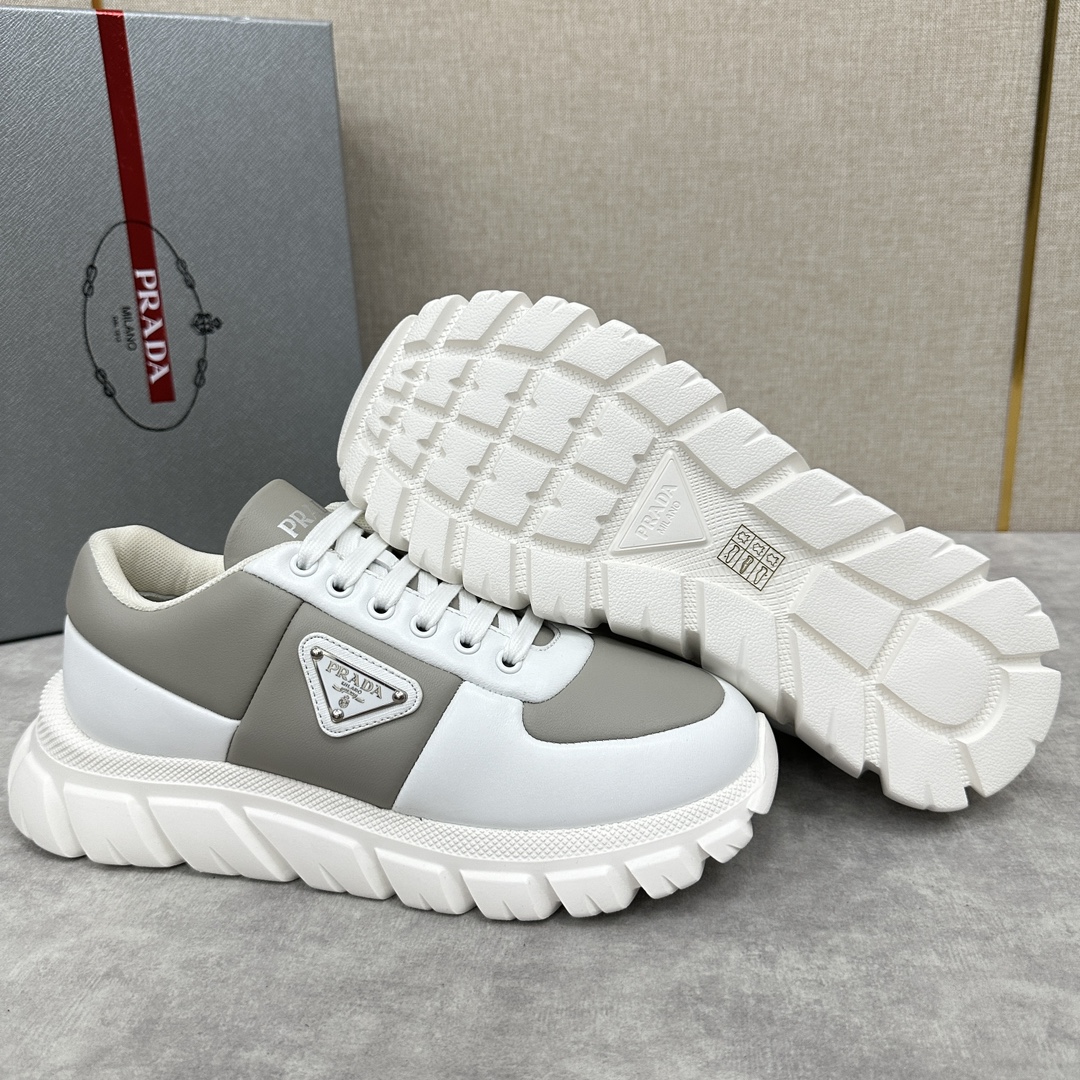 💋💍P's nuevo Prada Prada mocasines de cuero de los hombres 🍞Paddy estilo zapatillas de deporte casuales importados de napa de piel de becerro laminado esponja parte superior de cuero de estilo popular ahora diseño de cuero textura es suave y delicada detalles se pueden ver Diseño con cordones Lado del triángulo clásico triángulo etiqueta ▶️ logotipo logotipo en la lengua y el talón Sencillas y elegantes Plantilla acolchada de piel de becerro Forro completo de piel de becerro Ajuste deportivo Suela ligera y gruesa con goma estampada Comodidad perfecta Disponible en muchos colores Se entrega en su caja original con bolsa guardapolvoTalla estándar del contrafuerte: 39～44# (38.45🉑 a medida) P¥800