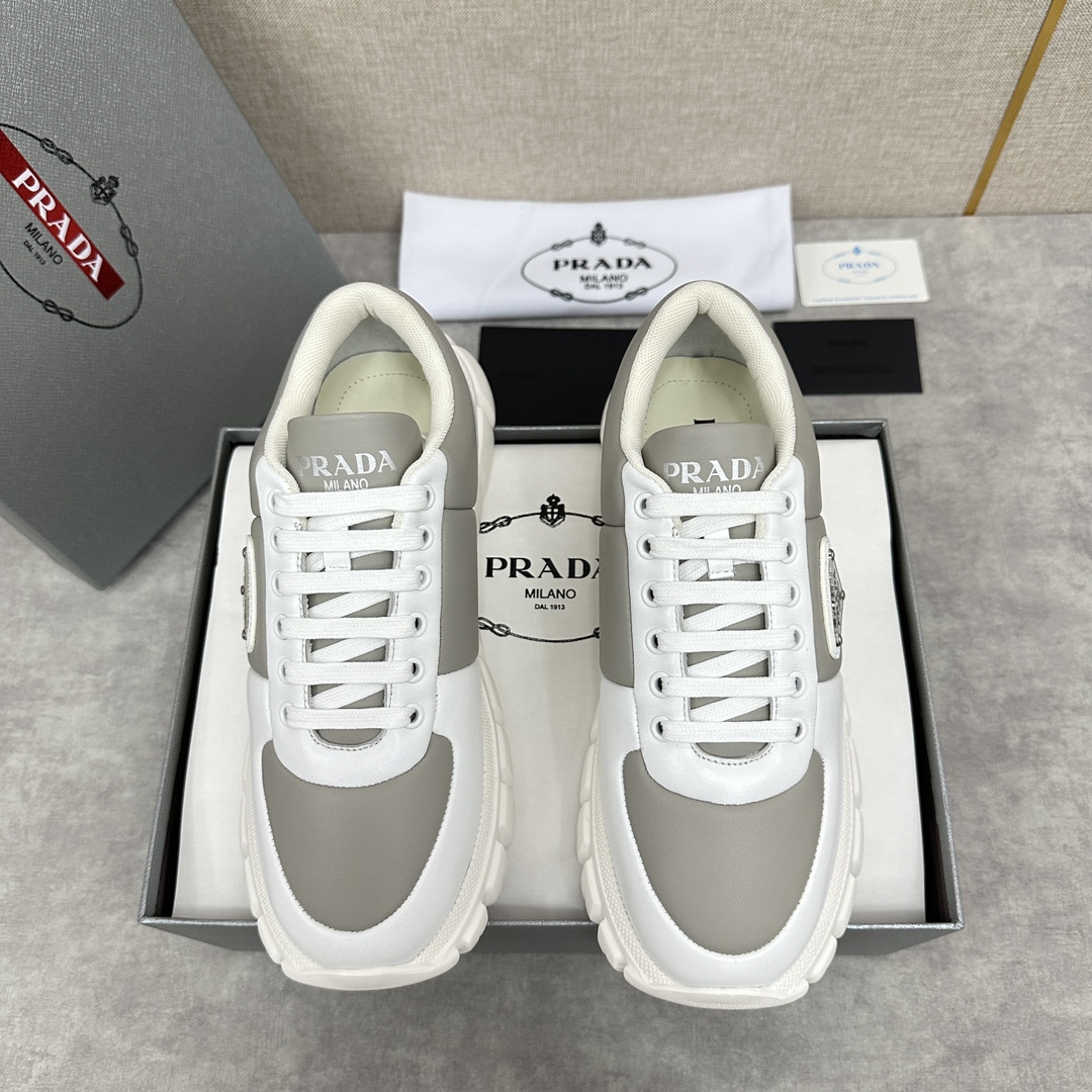 💋💍P's nuevo Prada Prada mocasines de cuero de los hombres 🍞Paddy estilo zapatillas de deporte casuales importados de napa de piel de becerro laminado esponja parte superior de cuero de estilo popular ahora diseño de cuero textura es suave y delicada detalles se pueden ver Diseño con cordones Lado del triángulo clásico triángulo etiqueta ▶️ logotipo logotipo en la lengua y el talón Sencillas y elegantes Plantilla acolchada de piel de becerro Forro completo de piel de becerro Ajuste deportivo Suela ligera y gruesa con goma estampada Comodidad perfecta Disponible en muchos colores Se entrega en su caja original con bolsa guardapolvoTalla estándar del contrafuerte: 39～44# (38.45🉑 a medida) P¥800