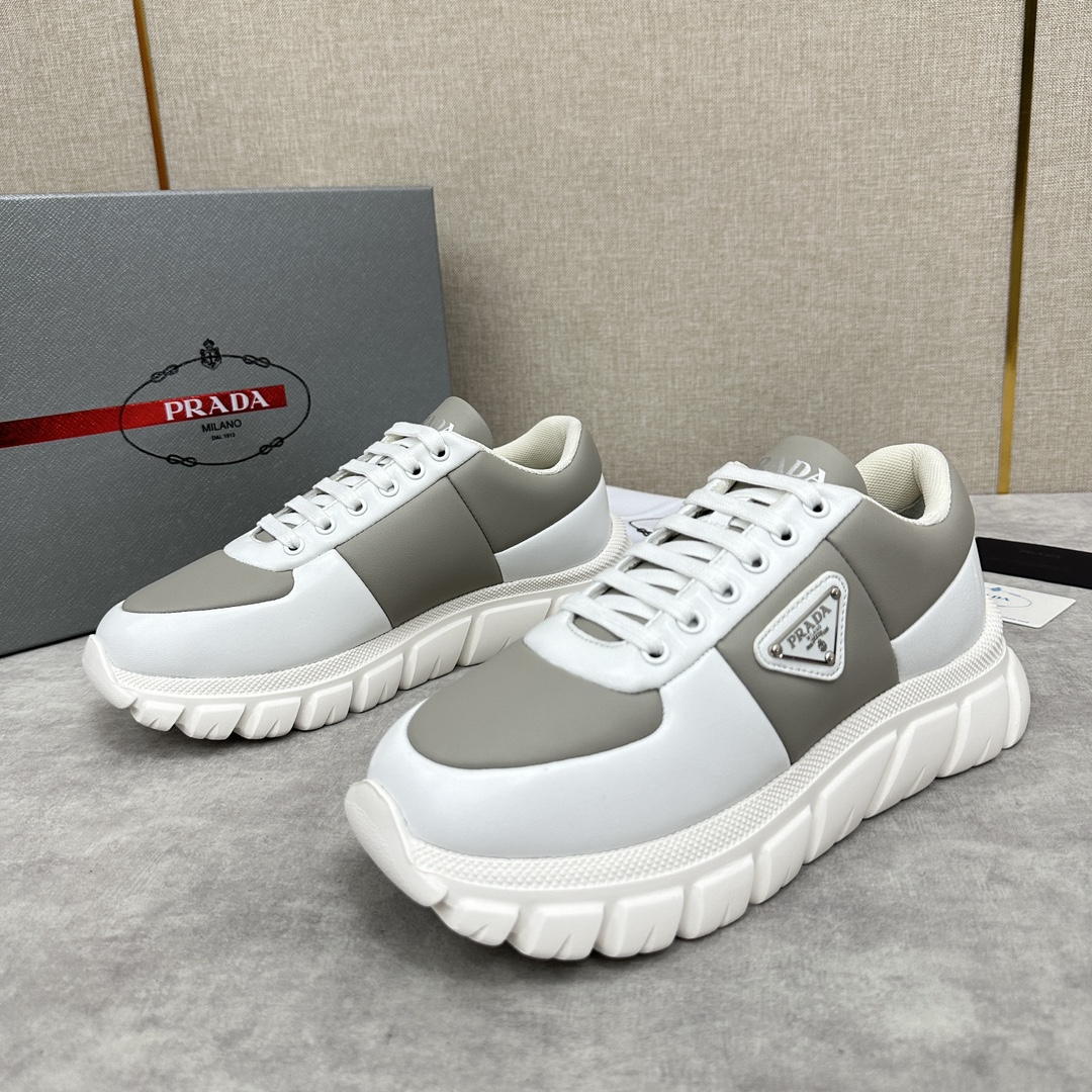 💋💍P's nuevo Prada Prada mocasines de cuero de los hombres 🍞Paddy estilo zapatillas de deporte casuales importados de napa de piel de becerro laminado esponja parte superior de cuero de estilo popular ahora diseño de cuero textura es suave y delicada detalles se pueden ver Diseño con cordones Lado del triángulo clásico triángulo etiqueta ▶️ logotipo logotipo en la lengua y el talón Sencillas y elegantes Plantilla acolchada de piel de becerro Forro completo de piel de becerro Ajuste deportivo Suela ligera y gruesa con goma estampada Comodidad perfecta Disponible en muchos colores Se entrega en su caja original con bolsa guardapolvoTalla estándar del contrafuerte: 39～44# (38.45🉑 a medida) P¥800