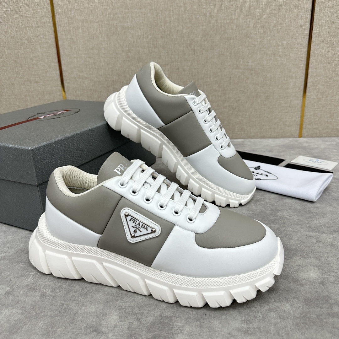 💋💍P's nuevo Prada Prada mocasines de cuero de los hombres 🍞Paddy estilo zapatillas de deporte casuales importados de napa de piel de becerro laminado esponja parte superior de cuero de estilo popular ahora diseño de cuero textura es suave y delicada detalles se pueden ver Diseño con cordones Lado del triángulo clásico triángulo etiqueta ▶️ logotipo logotipo en la lengua y el talón Sencillas y elegantes Plantilla acolchada de piel de becerro Forro completo de piel de becerro Ajuste deportivo Suela ligera y gruesa con goma estampada Comodidad perfecta Disponible en muchos colores Se entrega en su caja original con bolsa guardapolvoTalla estándar del contrafuerte: 39～44# (38.45🉑 a medida) P¥800