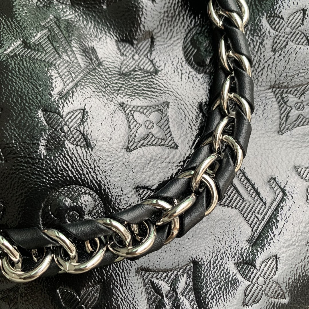 P2160 LV M13484 2025 Cruise Spring CollectionReinterpretation of the classic Noé handbagA new member of the Trunk familyGraceful sheepskin embossed with Monclerogram patternLeather corners and drawstring closureContinuing the iconic detailsRemovable shoulder strap and braided chain for handheld or crossbody options 23 x 23 x 9 (L x H x W)-High-quality bags