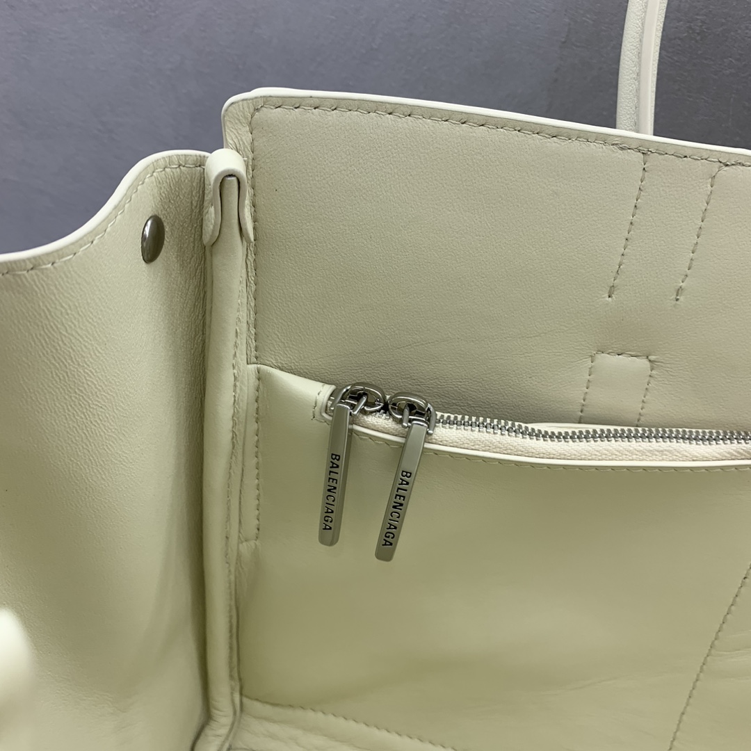 ¡¡¡¡Imagen [8]- Balenciag Bel Air Pequeño Blanco Hebilla Plata Bolso Otoño/Invierno Online!!!! ¡No importa qué, el pequeño Balenciag Bel Air es tan glamoroso! Simple y de moda su diseño es exquisito y generoso diseño de la solapa delantera más capas sentido del detalle muestran la calidad si se trata de una salida diaria u ocasiones importantes que puede hacer que usted se convierte en el foco de la parte posterior de la misma # usted es el nuevo favorito en el mundo de la moda Modelo No.: 789891480 Tamaño: 30-10-24cm,-Bolsos de alta calidad