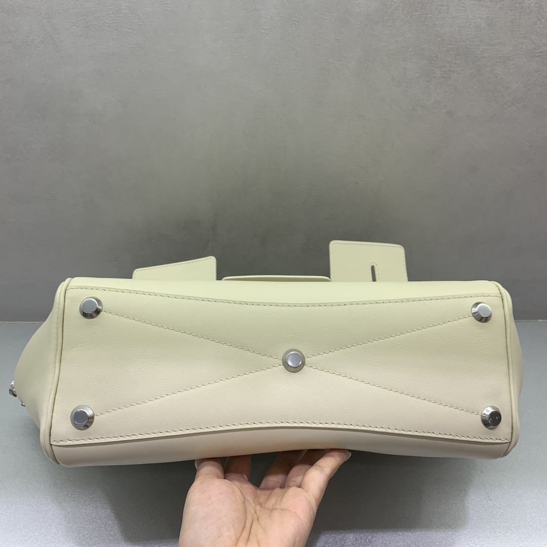 ¡¡¡¡P2560 Bolso de mano pequeño con hebilla plateada Balenciag Bel Air Otoño/Invierno Online!!!! El pequeño Balenciag Bel Air es tan glamuroso que tendrá que tenerlo pase lo que pase. Sencillo y elegante su diseño es delicado y generoso el diseño de la solapa delantera tiene un sentido de jerarquía los detalles muestran calidad Tanto si se trata de una salida diaria como de ocasiones importantes puede hacer que se convierta en el centro de atención de su parte trasera # usted es la nueva favorita en el mundo de la moda Modelo nº: 789891480 Tamaño: 30-10-24cm,