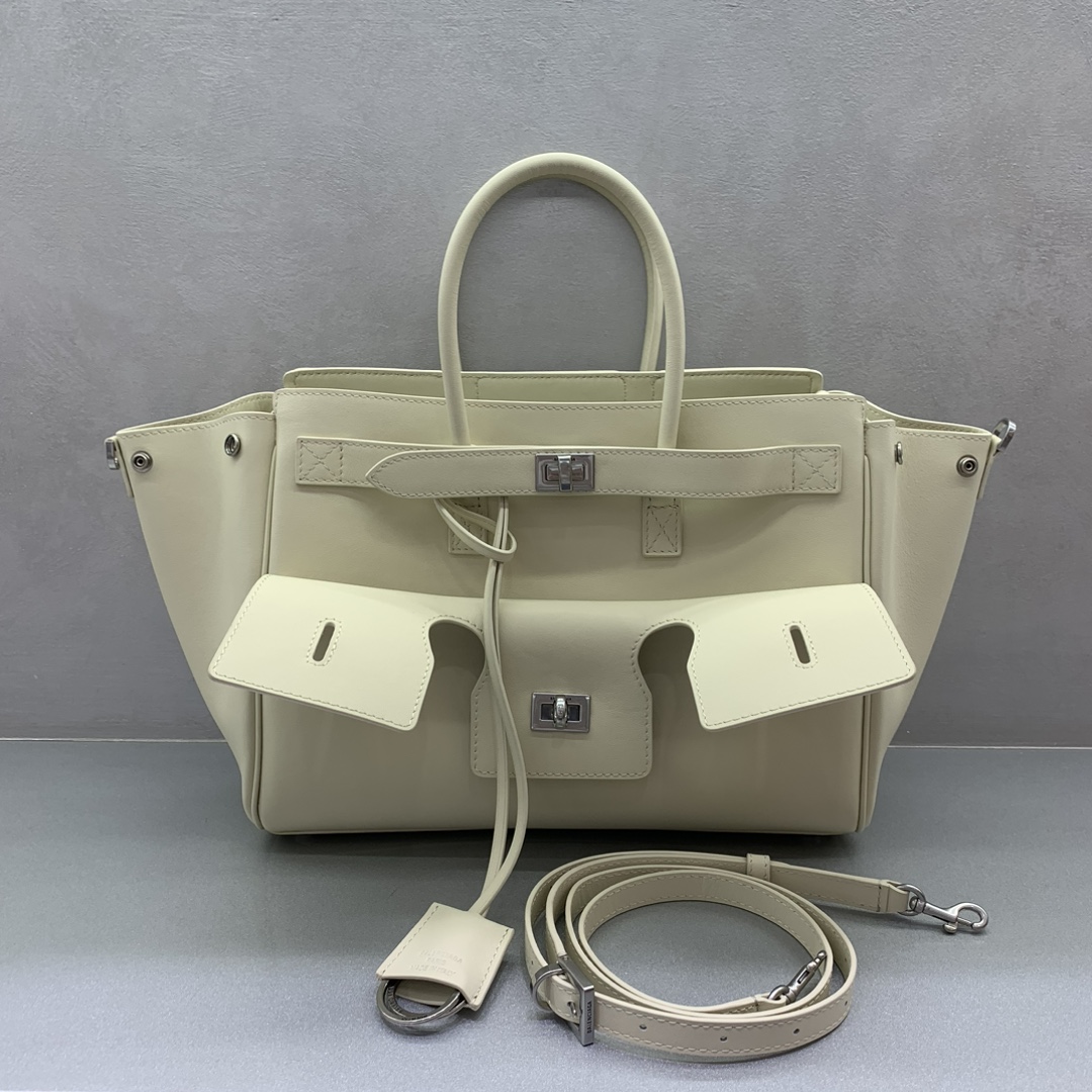 ¡¡¡¡P2560 Bolso de mano pequeño con hebilla plateada Balenciag Bel Air Otoño/Invierno Online!!!! El pequeño Balenciag Bel Air es tan glamuroso que tendrá que tenerlo pase lo que pase. Sencillo y elegante su diseño es delicado y generoso el diseño de la solapa delantera tiene un sentido de jerarquía los detalles muestran calidad Tanto si se trata de una salida diaria como de ocasiones importantes puede hacer que se convierta en el centro de atención de su parte trasera # usted es la nueva favorita en el mundo de la moda Modelo nº: 789891480 Tamaño: 30-10-24cm,