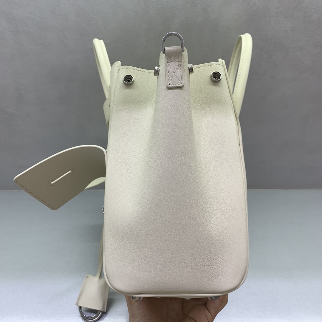 ¡¡¡¡P2560 Bolso de mano pequeño con hebilla plateada Balenciag Bel Air Otoño/Invierno Online!!!! El pequeño Balenciag Bel Air es tan glamuroso que tendrá que tenerlo pase lo que pase. Sencillo y elegante su diseño es delicado y generoso el diseño de la solapa delantera tiene un sentido de jerarquía los detalles muestran calidad Tanto si se trata de una salida diaria como de ocasiones importantes puede hacer que se convierta en el centro de atención de su parte trasera # usted es la nueva favorita en el mundo de la moda Modelo nº: 789891480 Tamaño: 30-10-24cm,