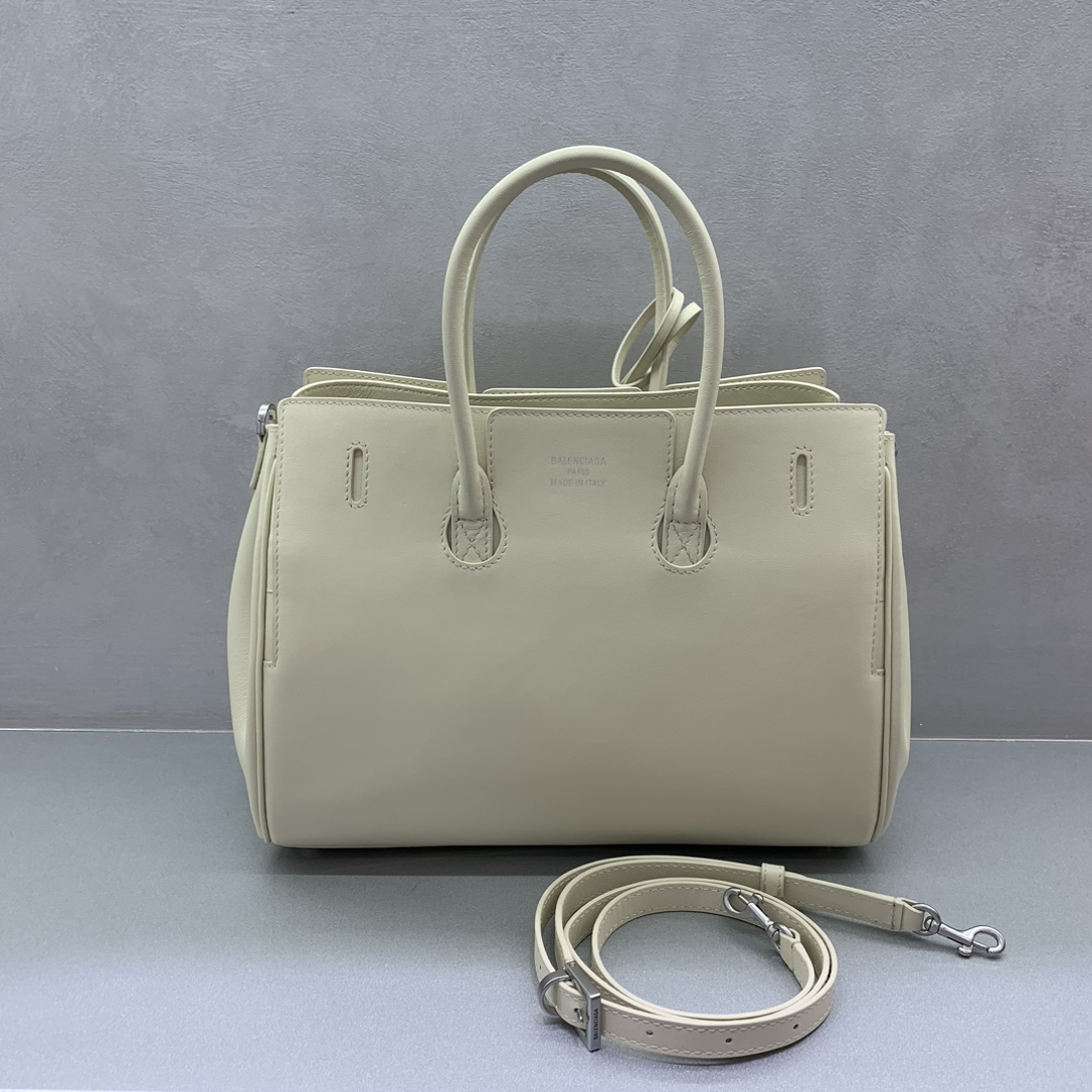 Image [2]-Small White Silver Buckle Balenciag Bel Air Show Handbag Autumn/Winter Online !!!! Quoi qu'il en soit, le petit sac à main Bel Air de Balenciag est très glamour ! Simple et à la mode son design est exquis et généreux le design du rabat avant est plus étagé le sens du détail montre la qualité que ce soit une sortie quotidienne ou des occasions importantes il peut vous faire devenir le centre d'intérêt de l'arrière de lui # vous êtes le nouveau favori dans le monde de la mode Numéro de modèle : 789891480 Taille : 30-10-24cm,-Sacs à main de haute qualité