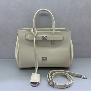 P2560 Bolsa pequena Balenciag Bel Air Show com fivela branca e prateada outono/inverno Online!!!! A pequena Balenciag Bel Air é tão glamorosa que tem de a ter, aconteça o que acontecer! Simples e elegante, o seu design é requintado e generoso O design da aba frontal tem um sentido de hierarquia Os detalhes mostram qualidade Quer seja um passeio diário ou ocasiões importantes, pode fazer com que se torne o foco da parte de trás # é a nova favorita no mundo da moda Modelo n.º: 789891480 Tamanho: 30-10-24cm,-Bolsas de alta qualidade