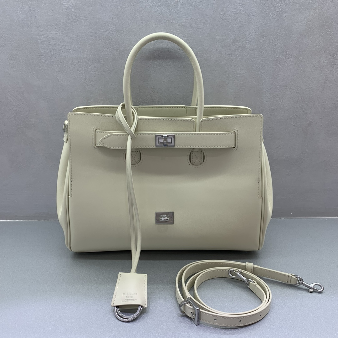 Le petit sac de présentation Balenciag Bel Air blanc à boucle argentée est en ligne pour l'automne/hiver !!!! Quoi qu'il en soit, le petit sac Balenciag Bel Air est tellement glamour ! Simple et à la mode son design est exquis et généreux le design du rabat avant a un sens de la hiérarchie les détails montrent la qualité Que ce soit une sortie quotidienne ou des occasions importantes il peut vous faire devenir le centre de l'arrière de lui # vous êtes le nouveau favori dans le monde de la mode Numéro de modèle : 789891480 Taille : 30-10-24cm,-Sacs à main de haute qualité