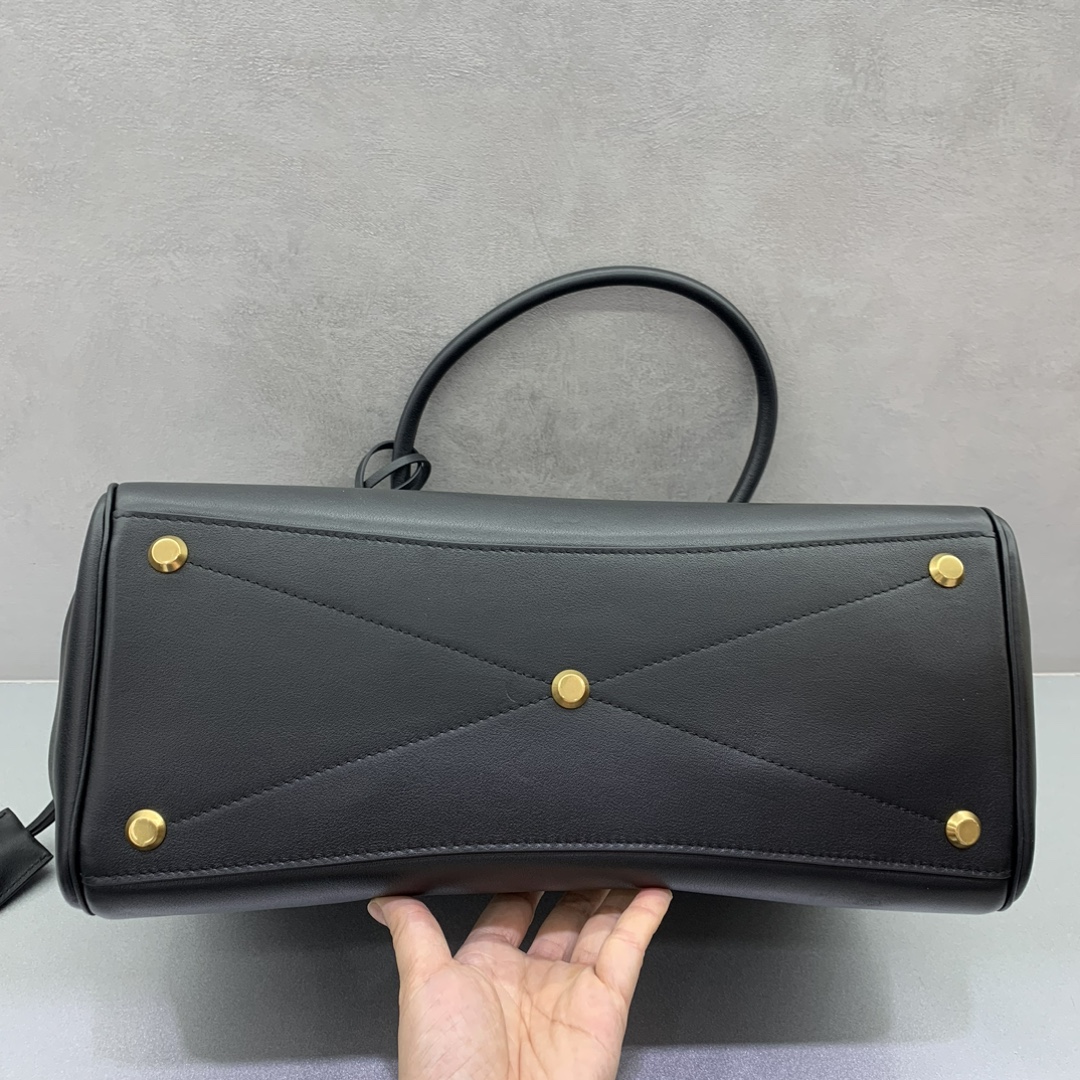 ¡¡¡¡Imagen [6]- Bolso Balenciag Bel Air Medium Negro Hebilla Dorada Otoño/Invierno Online!!!! ¡No importa qué, usted tiene que tener un Balenciag Bel Air Medium, es tan glamoroso! Simple y elegante su diseño es exquisito y generoso diseño de la solapa delantera más capas sentido del detalle muestra la calidad Ya se trate de una salida diaria o una ocasión importante que puede hacer que usted se convierte en el foco de la parte posterior de la misma # usted es el nuevo favorito en el mundo de la moda Tamaño: 36.5-14.5-28cm Modelo No.: 789891680-High Fake Bags