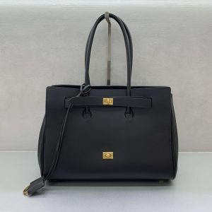 P2960中号黑色金扣Balenciag Bel Air 秀款手袋
秋冬上线!!无论如何都要拥有一支巴黎世家的中号Belair真是太迷人啦!简约又时尚它的设计精致大方前置翻盖设计更具有层次感细节之处尽显品质无论是日常出街还是重要场合它都能让你成为焦点背上它#你就是时尚界新宠儿
尺寸: 36.5-14.5-28cm
款号：789891680-高仿包包