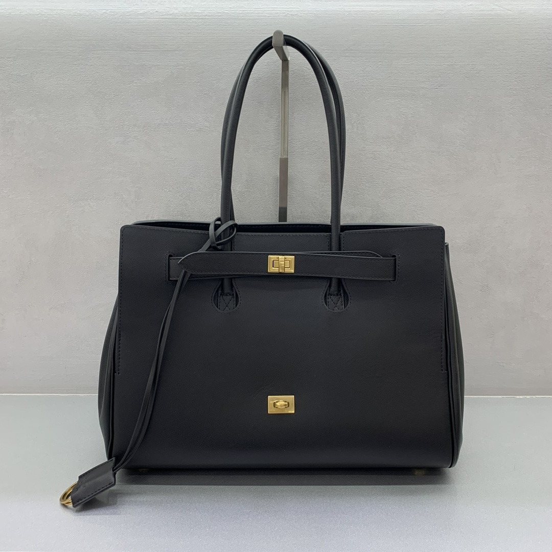 ¡¡¡¡Bolso Balenciag Bel Air Show Otoño/Invierno en tamaño mediano con cierre de oro negro Online!!!! No importa, tienes que tener un Balenciag Bel Air en tamaño mediano, ¡es tan glamuroso! Simple y con estilo su diseño es exquisito y generoso diseño de la solapa delantera tiene un sentido de jerarquía detalles muestran la calidad Ya se trate de una salida diaria o ocasiones importantes que puede hacer que usted se convierte en el foco de la parte posterior de la misma # usted es el nuevo favorito en el mundo de la moda Tamaño: 36.5-14.5-28cm Modelo No.: 789891680-High Bolsos de imitación