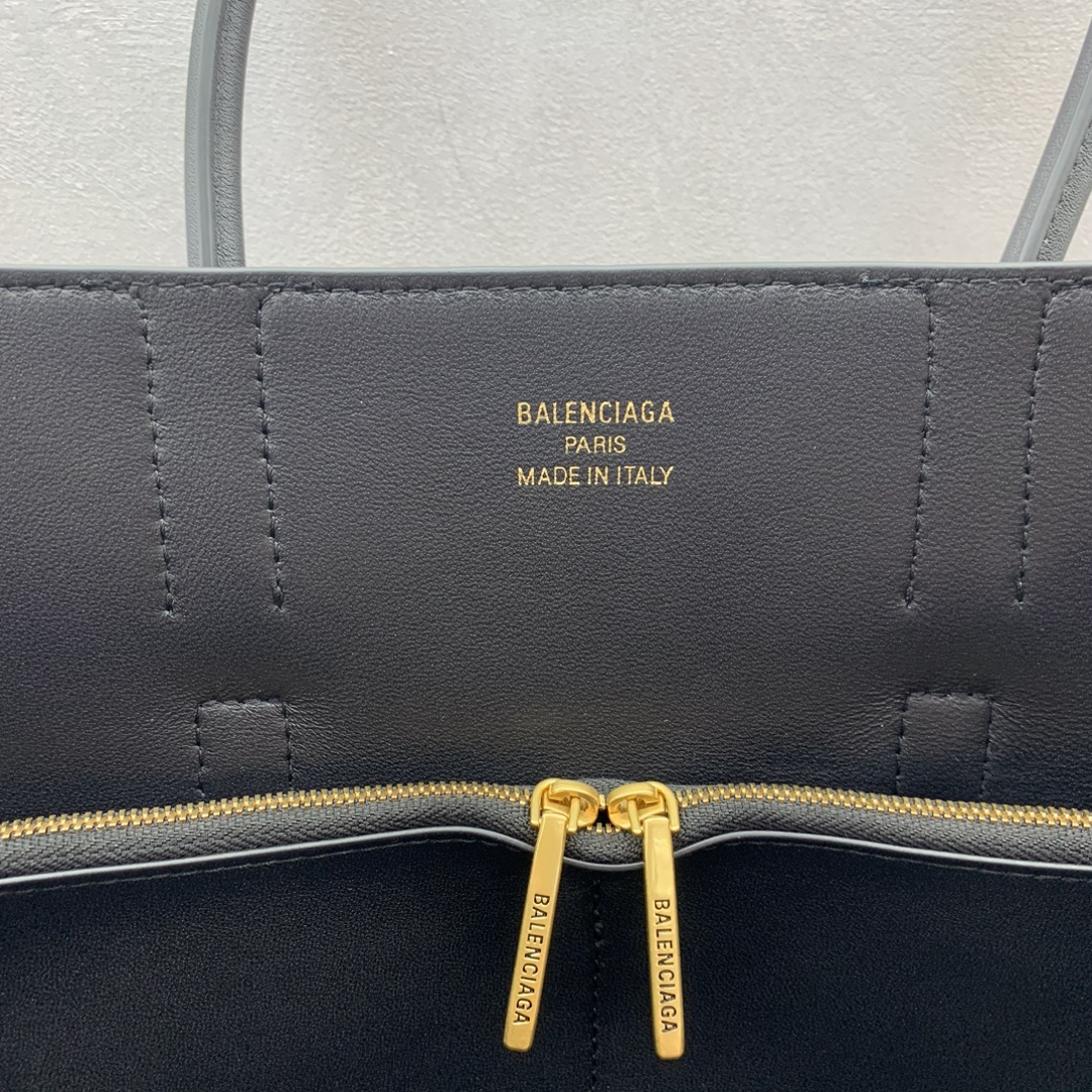 P2960 Medium Black Gold Buckle Balenciag Bel Air Show HandbagFall/Winter is here!!! No matter what, you have to have a Balenciag Bel Air Medium... it's so glamorous! Simple and stylish, its design is delicate and generous, the front flap design has a sense of hierarchy, the details of the quality of both daily outings and important occasions, it can make you become the focus of the # you are the new favorite of the fashion world!Size: 36.5-14.5-28cmModel No.: 789891680