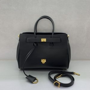 P2560 Small Black Gold Buckle 🖤Balenciag Bel Air Show HandbagsFall/Winter is live!!! No matter what, you have to have a Balenciag Bel Air in small size, it's so glamorous! Simple and stylish its design is delicate and generous front flap design has a sense of hierarchy details show the quality Whether it is a daily outing or important occasions it can make you become the focus of the back of it # you are the new darling of the fashion world Model No.: 789891480 ⭕️ Size: 30-10-24cm,