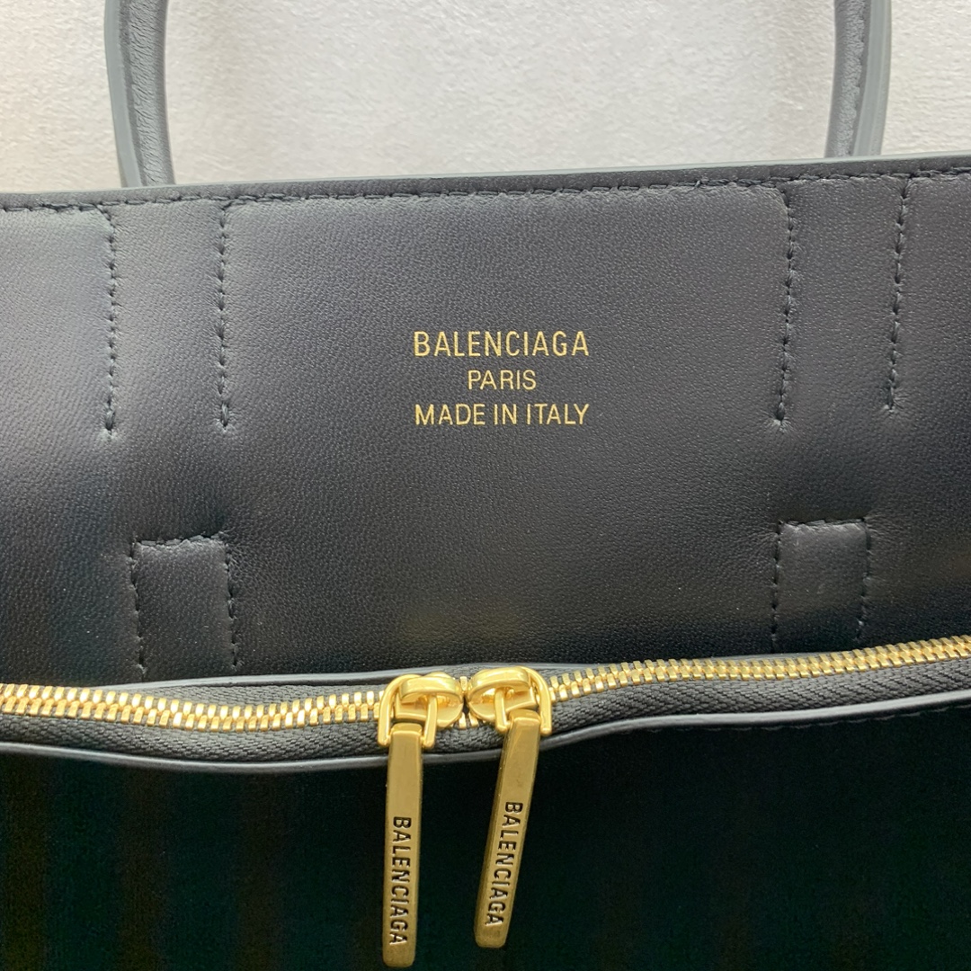 Image [8]-Small Black Gold Buckle Balenciag Bel Air Show Bag Fall/Winter Online!!!! No matter what, you must have a small Balenciag Bel Air, it's so glamorous! Simple and fashionable its design is exquisite and generous front flap design more layered sense of details show quality Whether it is a daily outing or an important occasion it can make you become the focus of the back of it # you are the new darling of the fashion world Model No.: 789891480 Size: 30-10-24cm,-High quality replica handbags