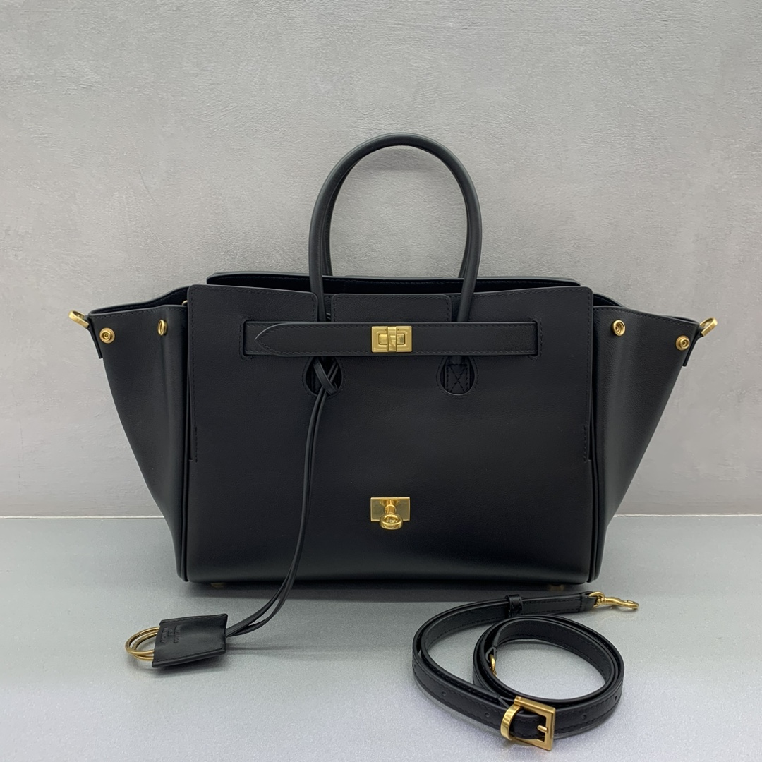 P2560 Bolsa Pequena Preta com Fivela Dourada 🖤Balenciag Bel Air Showoutono/inverno online!!! Não importa o que aconteça, você tem que ter um Balenciag Bel Air, é tão glamouroso! Simples e elegante, seu design é delicado e generoso design de aba frontal tem um senso de hierarquia, os detalhes mostram qualidade Seja um passeio diário ou uma ocasião importante, pode fazer você se tornar o foco do # você é o novo favorito no mundo da moda Modelo No.: 789891480 ⭕️ Tamanho: 30-10-24cm,