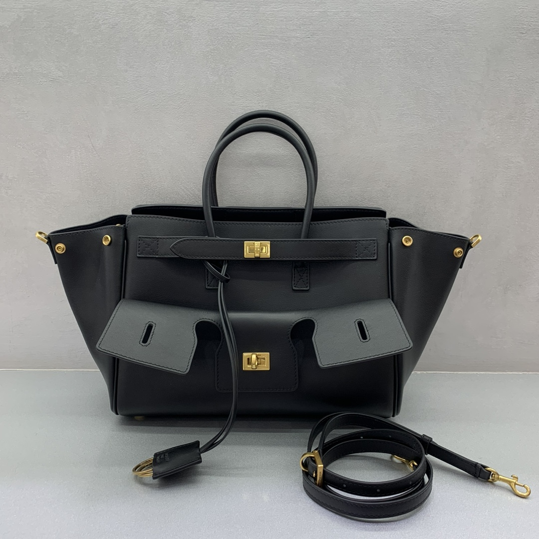 P2560 Negro pequeño con hebilla dorada 🖤Balenciag Bel Air Show Bolso de mano¡¡¡Otoño/Invierno online!!! Pase lo que pase, tiene que tener un Balenciag Bel Air, ¡es tan glamuroso! Sencillo y elegante, su diseño es delicado y generoso solapa delantera diseño tiene un sentido de la jerarquía, los detalles muestran la calidad Ya se trate de una salida diaria o una ocasión importante, puede hacer que usted se convierte en el foco de la # usted es el nuevo favorito en el mundo de la moda Modelo No.: 789891480 ⭕️ Tamaño: 30-10-24cm,