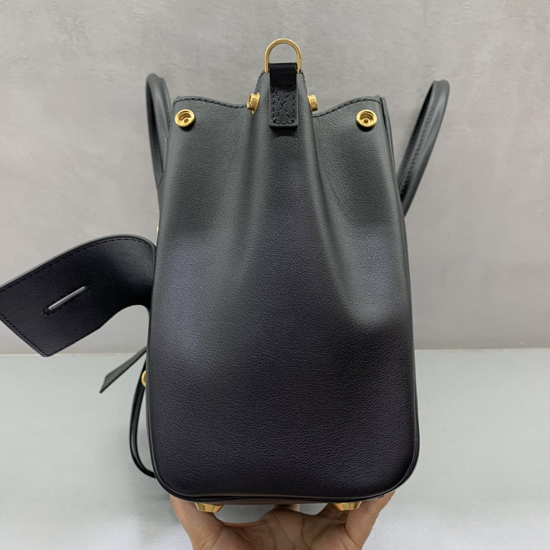 P2560 Bolsa Pequena Preta com Fivela Dourada 🖤Balenciag Bel Air Showoutono/inverno online!!! Não importa o que aconteça, você tem que ter um Balenciag Bel Air, é tão glamouroso! Simples e elegante, seu design é delicado e generoso design de aba frontal tem um senso de hierarquia, os detalhes mostram qualidade Seja um passeio diário ou uma ocasião importante, pode fazer você se tornar o foco do # você é o novo favorito no mundo da moda Modelo No.: 789891480 ⭕️ Tamanho: 30-10-24cm,