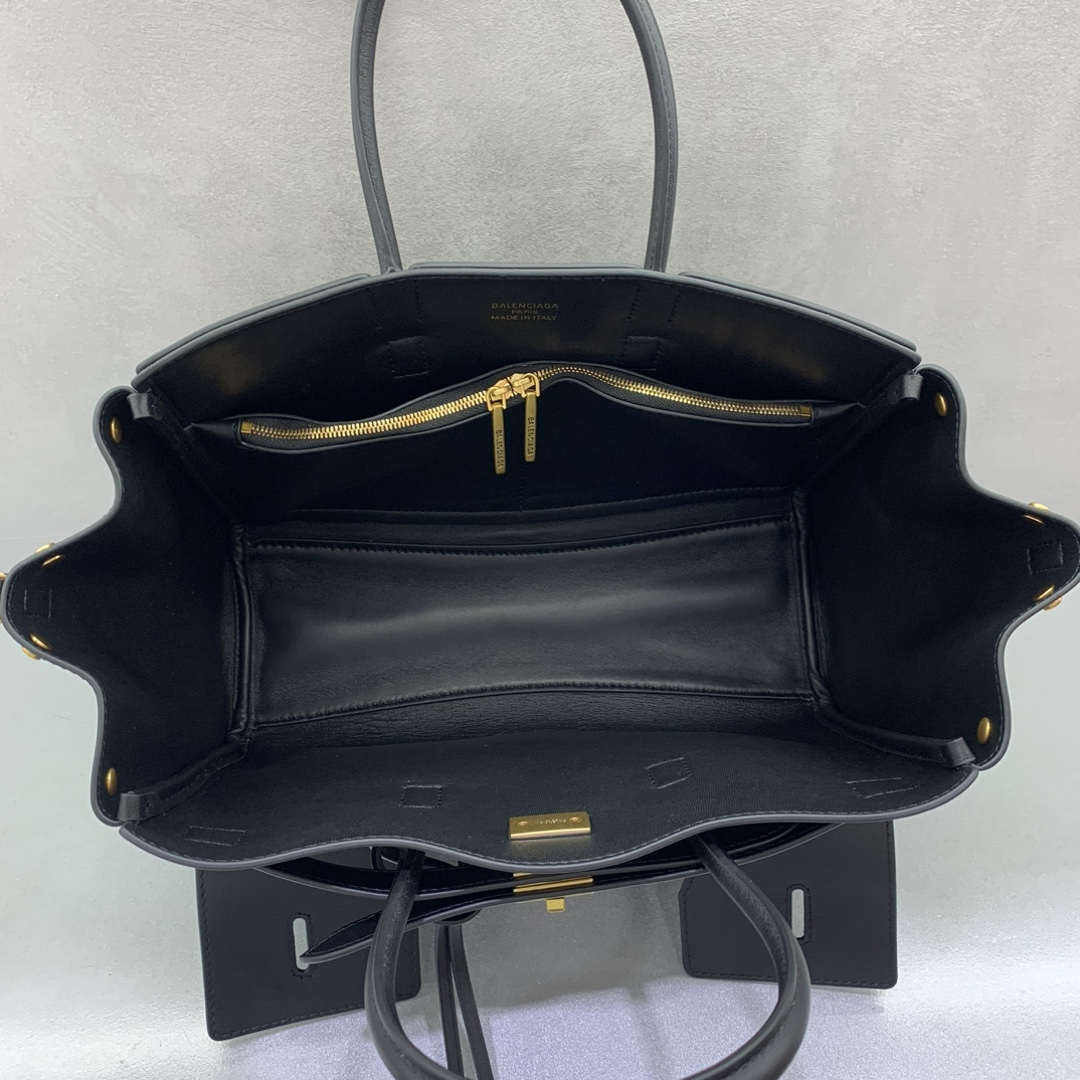 Picture [7]-Small Black Gold Buckle Balenciag Bel Air Show Bag Fall/Winter Online!!!! No matter what, the small Balenciag Bel Air is so glamorous! Simple and fashionable its design is exquisite and generous front flap design more layered sense of detail show quality whether it is daily out on the street or important occasions it can make you become the focus of the back of it # you are the new darling of the fashion world Model No.: 789891480 Size: 30-10-24cm,-High quality replica handbags