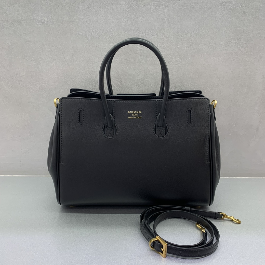 P2560 Bolsa Pequena Preta com Fivela Dourada 🖤Balenciag Bel Air Showoutono/inverno online!!! Não importa o que aconteça, você tem que ter um Balenciag Bel Air, é tão glamouroso! Simples e elegante, seu design é delicado e generoso design de aba frontal tem um senso de hierarquia, os detalhes mostram qualidade Seja um passeio diário ou uma ocasião importante, pode fazer você se tornar o foco do # você é o novo favorito no mundo da moda Modelo No.: 789891480 ⭕️ Tamanho: 30-10-24cm,