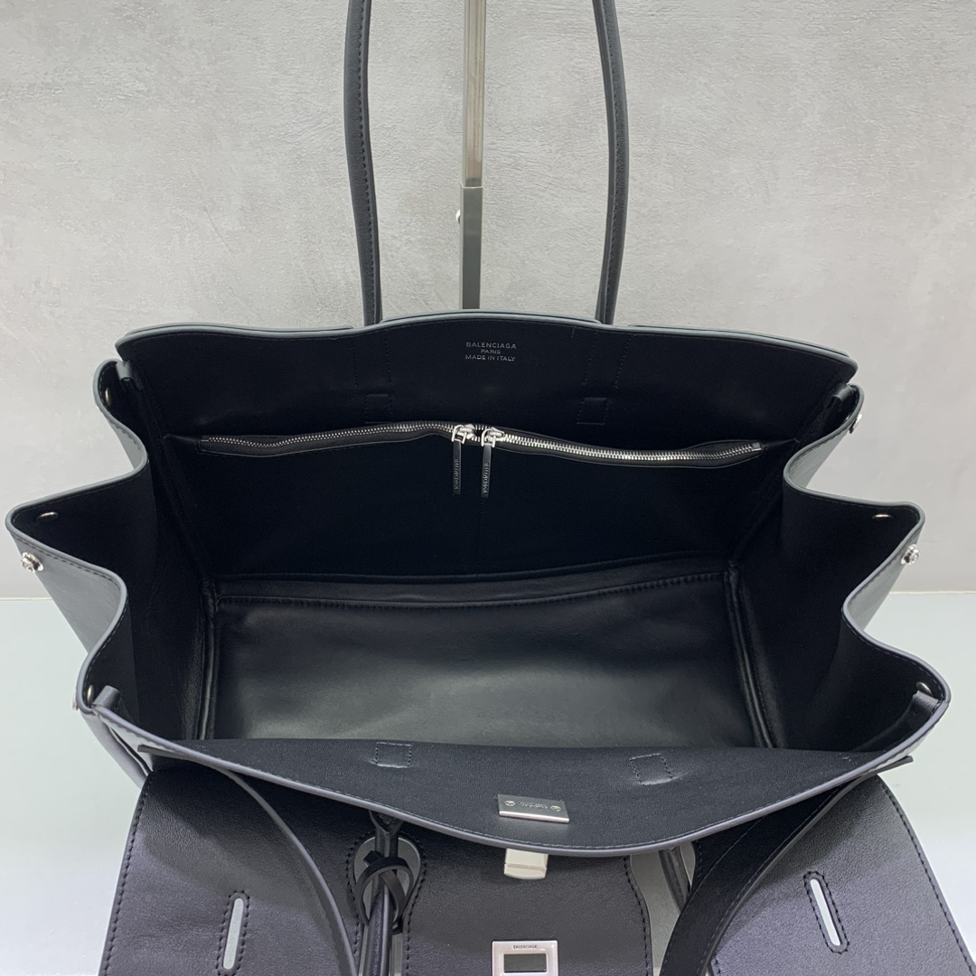 Image [7]- Medium Black Silver Buckle Balenciag Bel Air Show Bag Autumn/Winter Online !!!! Quoi qu'il en soit, vous devez avoir un Bel Air de Balenciag en taille moyenne, c'est tellement glamour ! Simple et élégant son design est exquis et généreux le design du rabat avant plus de couches sens du détail montre la qualité Que ce soit une sortie quotidienne ou une occasion importante il peut vous faire devenir le centre de l'arrière de lui # vous êtes le nouveau favori dans le monde de la mode Taille : 36.5-14.5-28cm Numéro de modèle : 789891680-High Fake Bags