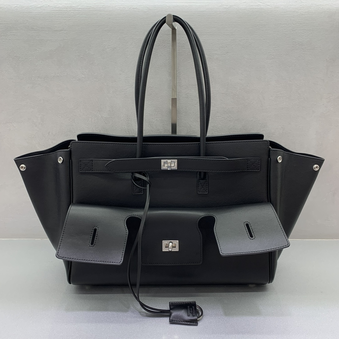 Image [3]- Medium Black Silver Buckle Balenciag Bel Air Show Handbag Autumn/Winter Online !!!! Quoi qu'il en soit, vous devez avoir un Bel Air de Balenciag en taille moyenne, c'est tellement glamour ! Simple et élégant son design est exquis et généreux le design du rabat avant a un sens de la hiérarchie les détails montrent la qualité Que ce soit une sortie quotidienne ou une occasion importante il peut vous faire devenir le centre d'intérêt de l'arrière de lui # vous êtes le nouveau favori dans le monde de la mode Taille : 36.5-14.5-28cm Numéro de modèle : 789891680-High Faux Bags