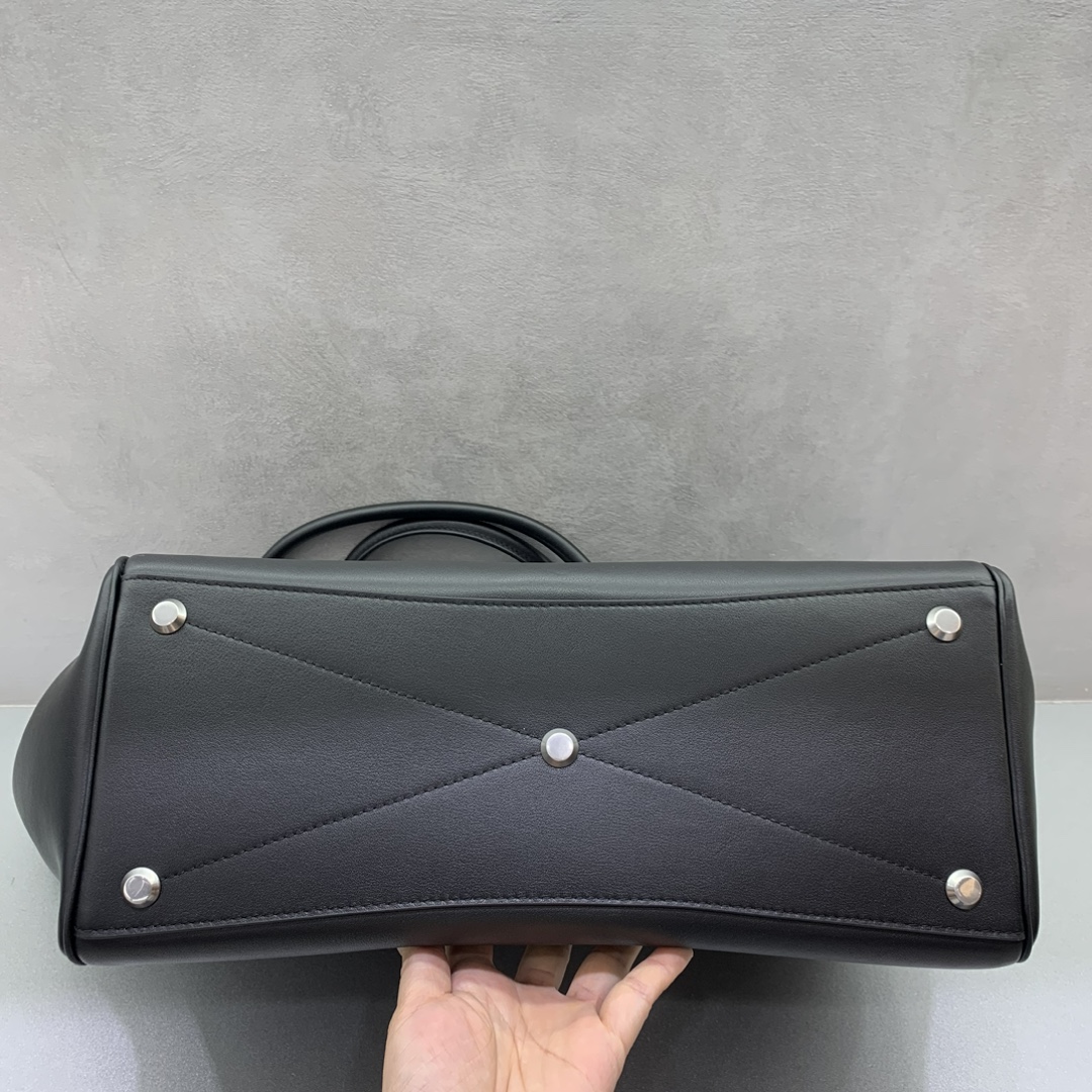 P2960 Bolsa de mão média preta com fivela dourada Balenciag Bel Air ShowO outono/inverno está aí!!! Não importa o que aconteça, tem de ter uma Balenciag Bel Air Medium... é tão glamorosa! Simples e elegante, o seu design é sofisticado e generoso, com uma aba frontal que confere um sentido de hierarquia e pormenores de qualidade. Quer seja um passeio diário ou uma ocasião importante, fará de si o centro das atenções. # é a sua nova mala preferida.Tamanho: 36,5-14,5-28cmModelo n.º: 789891680