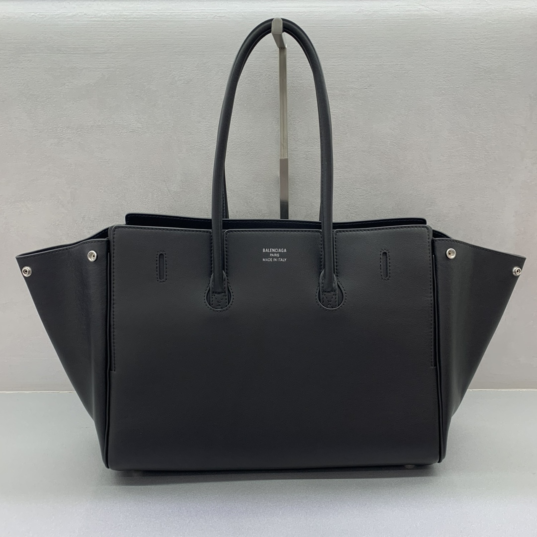 P2960 Bolsa de mão média preta com fivela dourada Balenciag Bel Air ShowO outono/inverno está aí!!! Não importa o que aconteça, tem de ter uma Balenciag Bel Air Medium... é tão glamorosa! Simples e elegante, o seu design é sofisticado e generoso, com uma aba frontal que confere um sentido de hierarquia e pormenores de qualidade. Quer seja um passeio diário ou uma ocasião importante, fará de si o centro das atenções. # é a sua nova mala preferida.Tamanho: 36,5-14,5-28cmModelo n.º: 789891680