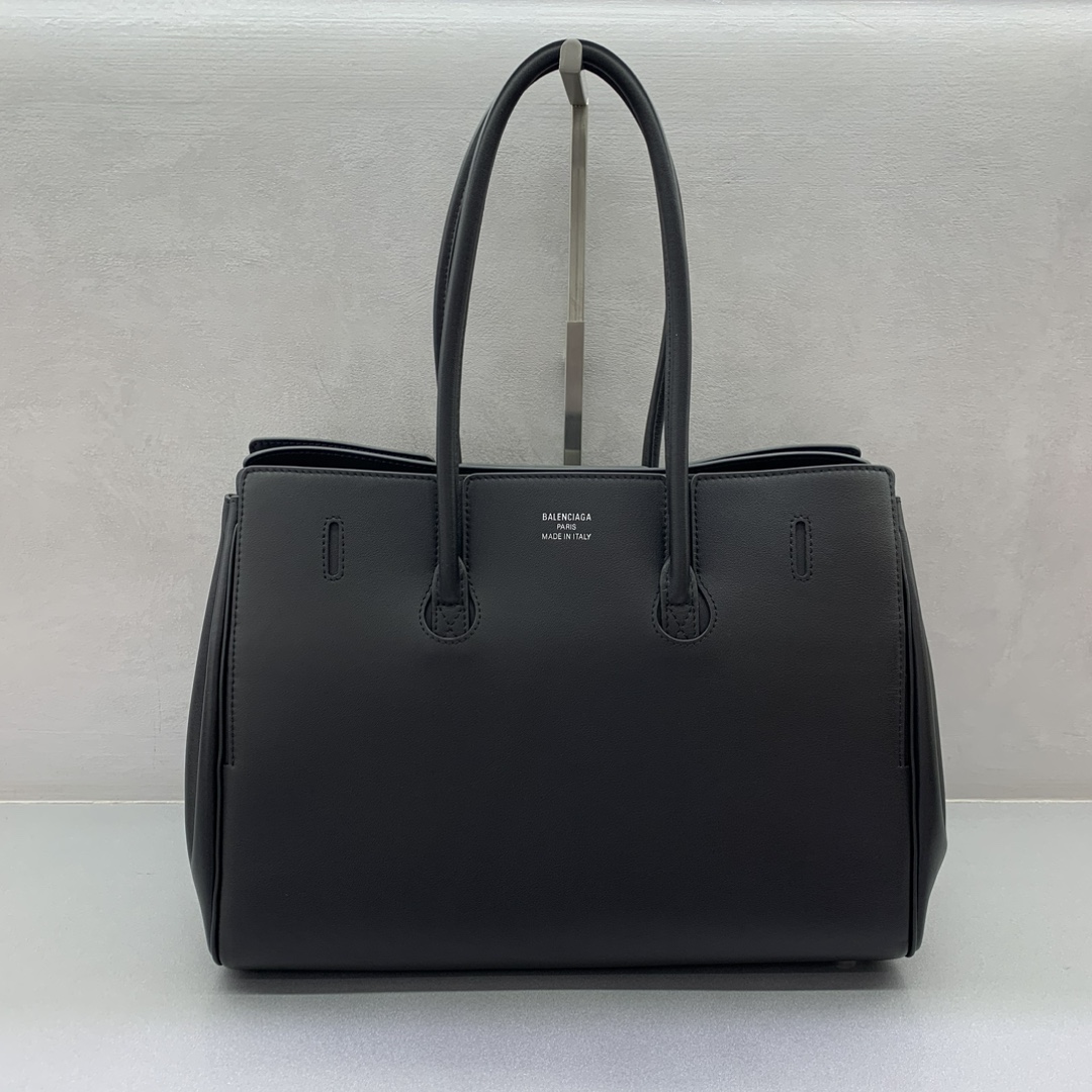 Image [2]- Medium Black Silver Buckle Balenciag Bel Air Show Handbag Autumn/Winter Online !!!! Quoi qu'il en soit, vous devez avoir un Bel Air de Balenciag en taille moyenne, c'est tellement glamour ! Simple et élégant son design est exquis et généreux le design du rabat avant plus stratifié le sens du détail montre la qualité Que ce soit une sortie quotidienne ou une occasion importante il peut vous faire devenir le centre d'intérêt de l'arrière de lui # vous êtes le nouveau favori dans le monde de la mode Taille : 36.5-14.5-28cm Numéro de modèle : 789891680-High Faux Bags