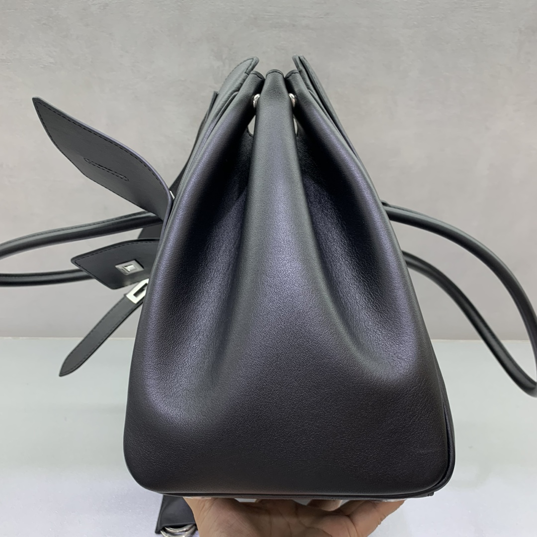 Imagem [5]- Bolsa Balenciag Bel Air Show Fivela Prata Preta Média outono/inverno Online!!!! Não importa o que seja, tem de ter uma Balenciag Bel Air em tamanho médio, é tão glamorosa! Simples e elegante, o seu design é requintado e generoso O design da aba frontal tem um sentido de hierarquia Os detalhes mostram qualidade Quer seja um passeio diário ou uma ocasião importante, pode fazer com que se torne o foco das costas # é a nova favorita no mundo da moda Tamanho: 36.5-14.5-28cm Modelo No.: 789891680-High Faux Bags