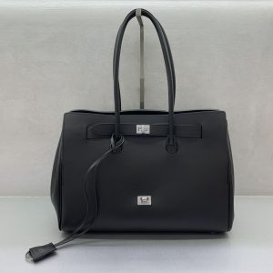 P2960 Bolso mediano negro con hebilla dorada Balenciag Bel Air Show¡¡¡El otoño/invierno está en marcha!!! Pase lo que pase, tiene que tener un Balenciag Bel Air Medium... ¡es tan glamuroso! Sencillo y elegante, su diseño es sofisticado y generoso, con una solapa delantera que aporta sensación de jerarquía y detalles de calidad. Tanto si se trata de una salida diaria como de una ocasión importante, le convertirá en el centro de todas las miradas. # es su nuevo bolso favorito.Talla: 36,5-14,5-28cmNº de modelo: 789891680