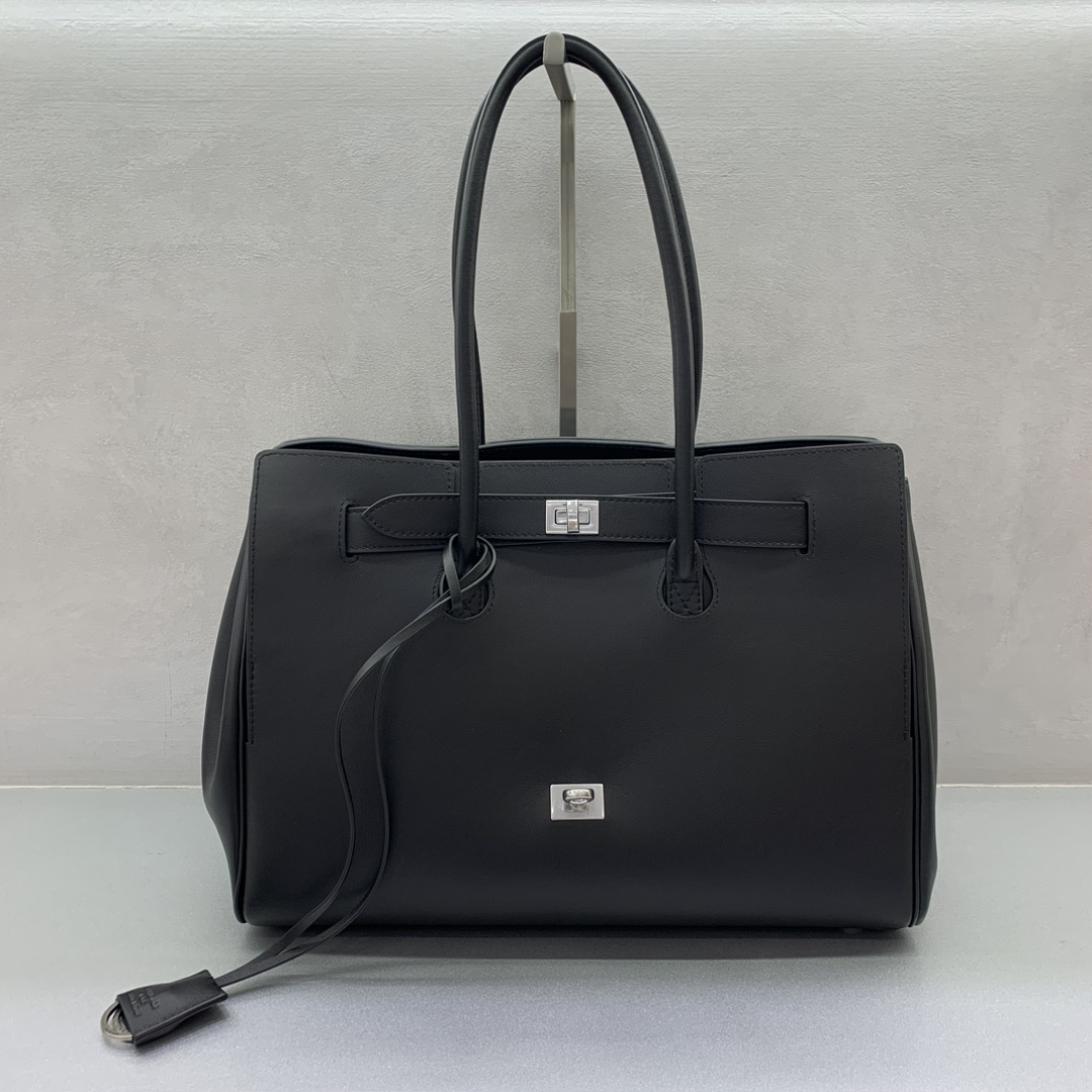 Bolsa de mão Balenciag Bel Air Show outono/inverno Online!!!! Não importa o que aconteça, tem de ter uma Balenciag Bel Air em tamanho médio, é tão glamorosa! Simples e elegante, o seu design é requintado e generoso O design da aba frontal tem um sentido de hierarquia Os detalhes mostram a qualidade Quer seja um passeio diário ou uma ocasião importante, pode fazer com que se torne o centro das atenções # é a nova favorita no mundo da moda Tamanho: 36,5-14,5-28cm Modelo: 789891680-Bolsas de alta moda