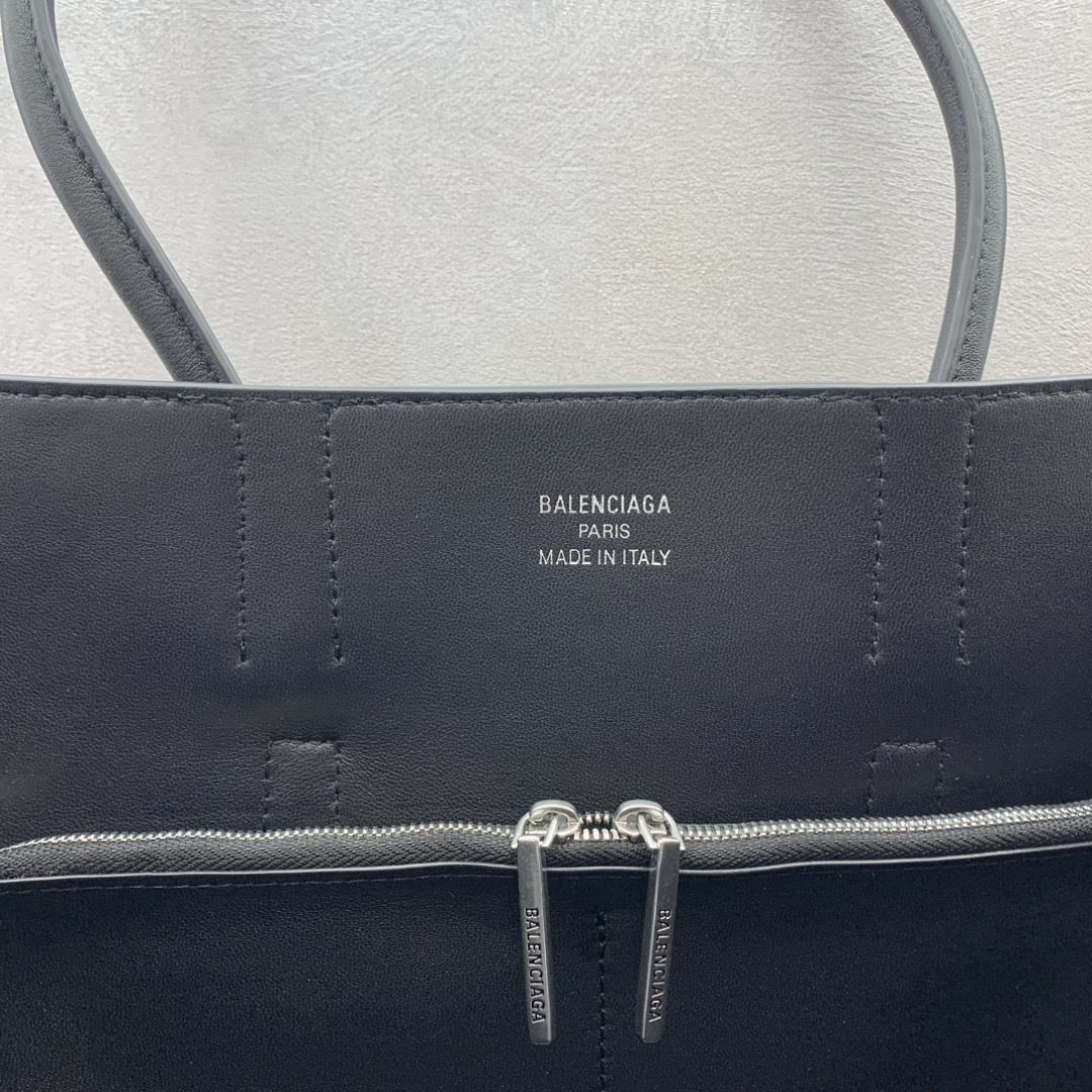 P2960 Medium Black Gold Buckle Balenciag Bel Air Show HandbagFall/Winter is here!!! No matter what, you have to have a Balenciag Bel Air Medium... it's so glamorous! Simple and stylish, its design is delicate and generous, the front flap design has a sense of hierarchy, the details of the quality of both daily outings and important occasions, it can make you become the focus of the # you are the new favorite of the fashion world!Size: 36.5-14.5-28cmModel No.: 789891680