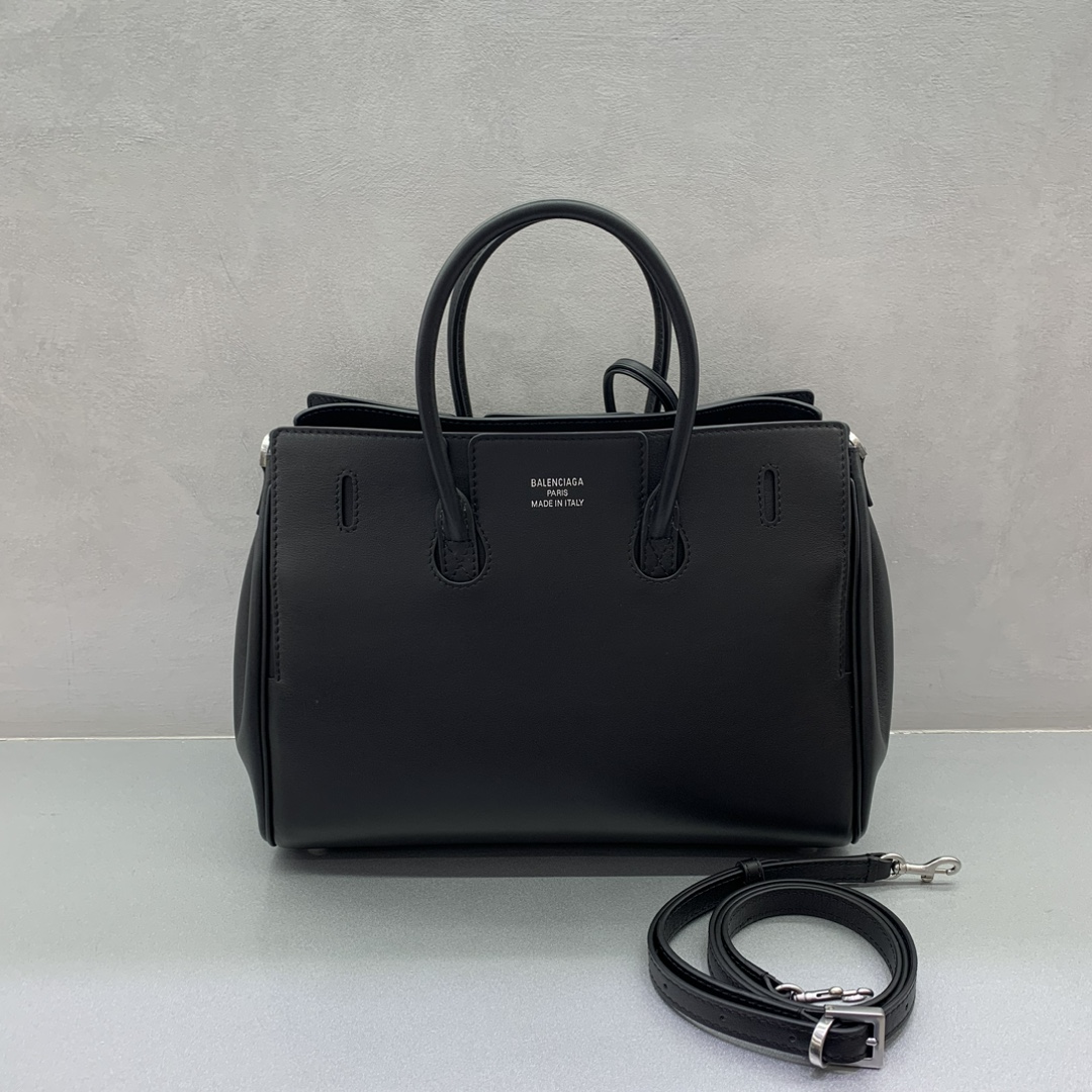 Image [2]- Petit sac à main noir à boucle argentée Bel Air de Balenciag Automne/Hiver Online !!!! Quoi qu'il en soit, le petit sac à main Bel Air de Balenciag est très glamour ! Simple et à la mode son design est exquis et généreux le design du rabat avant est plus étagé le sens du détail montre la qualité que ce soit une sortie quotidienne ou des occasions importantes il peut vous faire devenir le centre d'intérêt de l'arrière de lui # vous êtes le nouveau favori dans le monde de la mode Numéro de modèle : 789891480 Taille : 30-10-24cm,-Sacs à main de haute qualité