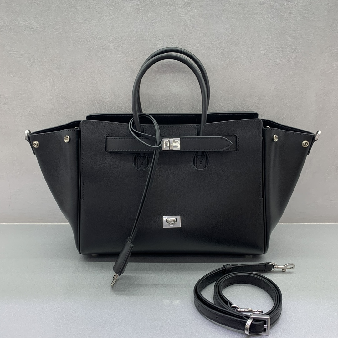 Image [3]-Small Black Silver Buckle Balenciag Bel Air Show Handbag Autumn/Winter Online !!!! Quoi qu'il en soit, le petit sac à main Bel Air de Balenciag est très glamour ! Simple et à la mode son design est exquis et généreux le design du rabat avant est plus étagé le sens du détail montre la qualité que ce soit une sortie quotidienne ou des occasions importantes il peut vous faire devenir le centre d'intérêt de l'arrière de lui # vous êtes le nouveau favori dans le monde de la mode Numéro de modèle : 789891480 Taille : 30-10-24cm,-Sacs à main de haute qualité