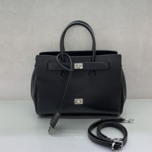 P2560 Small Black Gold Buckle 🖤Balenciag Bel Air Show HandbagsFall/Winter is live!!! No matter what, you have to have a Balenciag Bel Air in small size, it's so glamorous! Simple and stylish its design is delicate and generous front flap design has a sense of hierarchy details show the quality Whether it is a daily outing or important occasions it can make you become the focus of the back of it # you are the new darling of the fashion world Model No.: 789891480 ⭕️ Size: 30-10-24cm,