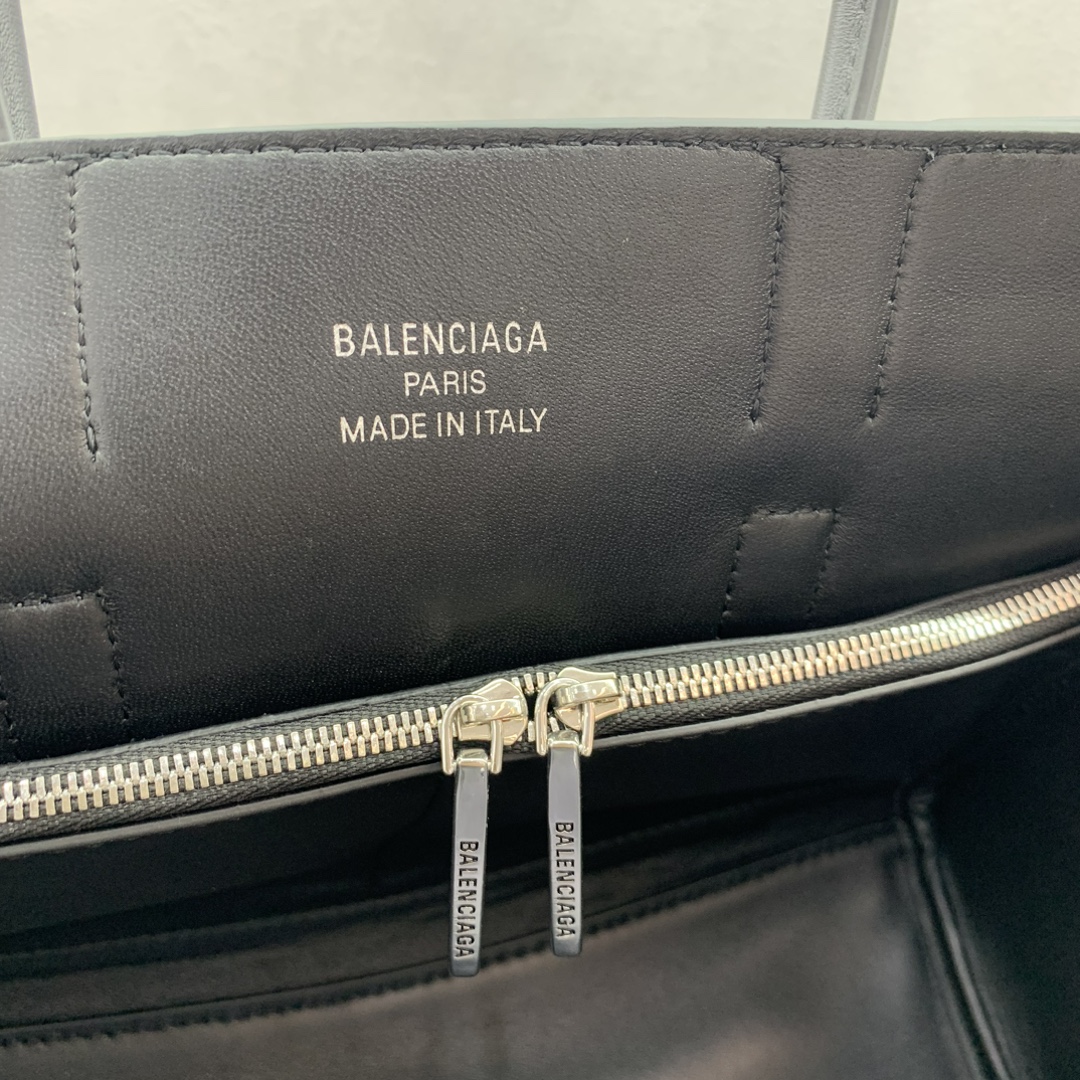 图片[8]-小号黑色银扣Balenciag Bel Air 秀款手袋
秋冬上线!!无论如何都要拥有一支巴黎世家的小号Belair真是太迷人啦!简约又时尚它的设计精致大方前置翻盖设计更具有层次感细节之处尽显品质无论是日常出街还是重要场合它都能让你成为焦点背上它#你就是时尚界新宠儿款号：789891480尺寸: 30-10-24cm、-高仿包包