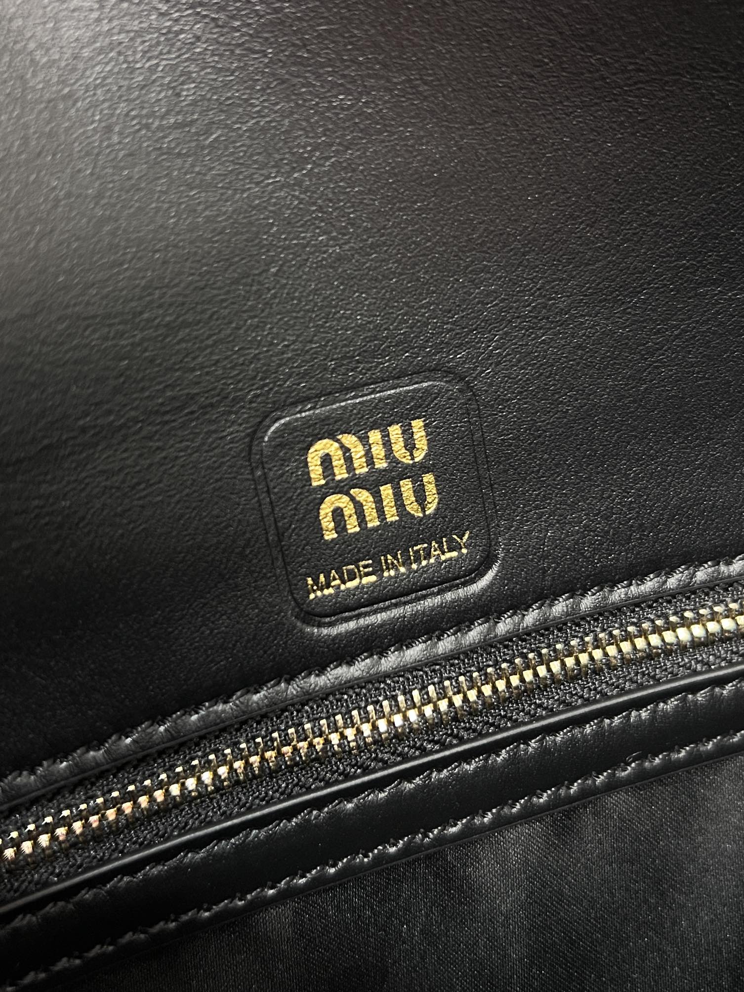 P1680 Miu Otoño / Invierno Colección de bolsos Penny Gold Coin Bag ¡Miu es realmente demasiado bueno en la mezcla del concepto de zapatos de monedas de oro en la bolsa ➕Baguette bolsa de diseño fuerte modelado en forma de T diseño de la solapa de piel de becerro personalizado tacto suave Principalmente tres colores, por supuesto, sin el coñac de la familia de colores Mirador Una variedad de espalda ponible de acuerdo con las diferentes ocasiones y estilos!Talla 24+5+15Embalaje originalNúmero de modelo 270