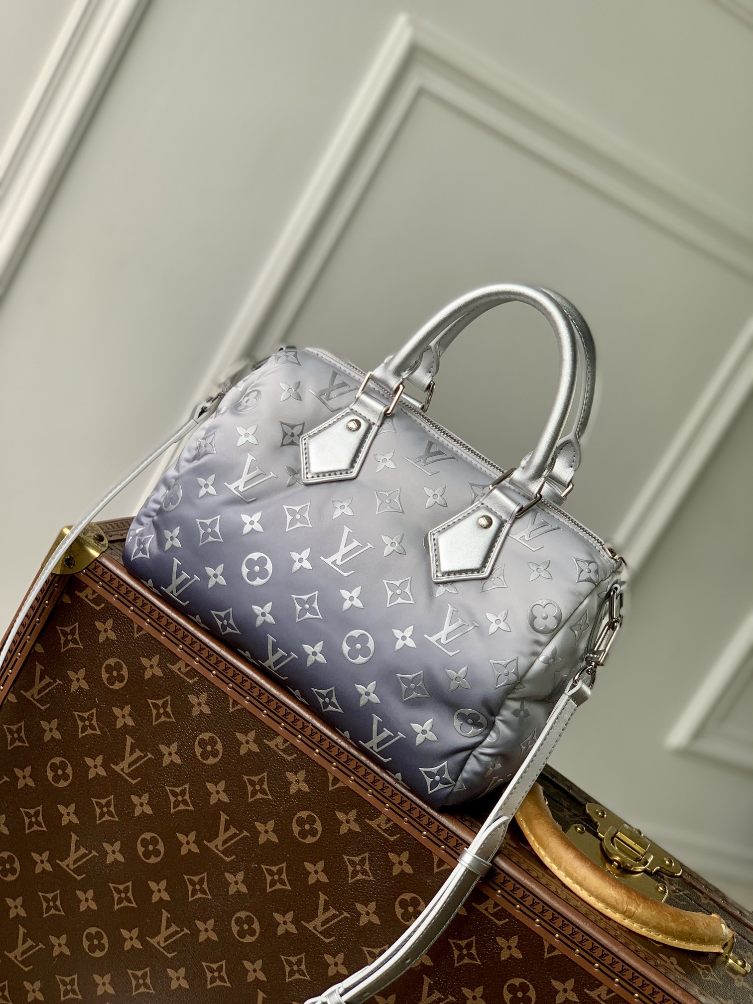 P1900 LV LV M11848تتميز حقيبة اليد Speedy Bandoulière 25 هذه من مجموعة LV Snow بتأثير متدرج أنيق من النايلون الجديد من مونكليروغرام، تكمله لمسات معدنية وزهريةشكل صغير الحجم لحمل الهاتف المحمول ومشبك النقود والمفاتيح وغيرها من المستلزمات اليومية بسهولةحزام كتف قابل للفصل والتعديل لخيارات حمل متعددة الاستخدامات19 × 15 × 25 سم (الارتفاع × العرض × الطول) - حقائب عالية الموضة