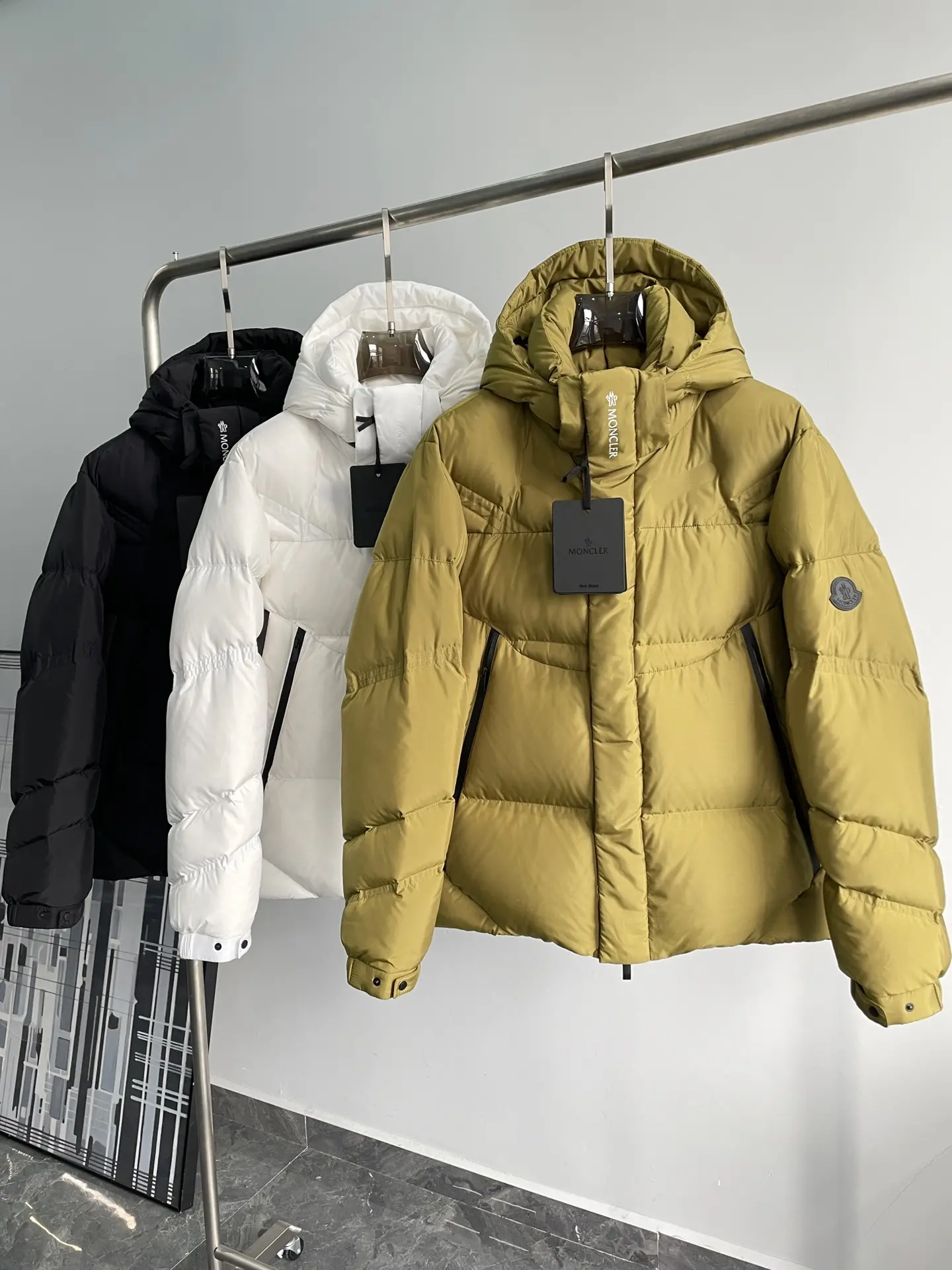 ¡P1360 Moncler 24FW Otoño / Invierno de gama alta de los hombres de la solapa Carta Logo impreso cálido ganso blanco relleno de plumas Patchwork chaqueta de plumas!¡El diseño general de modelado todavía hereda la familia Moncler gen de la moda de alto lujo y estilo funcional al aire libre combinado con el uso del estilo deconstruccionista para crear un fuerte sentido visual de la solapa utilizando la marca icónica insignia redonda cuerpo será la esencia cultural de la marca y la identidad concentrada se centran en lo anterior llamativo y de moda llevar logotipo de la marca local cuerpo de impresión para formar un efecto de eco! ¡En todo el cuerpo de la capa exterior de la tela de la tecnología profesional al aire libre Toray de Japón costura del hilo Fujikawa superior de Japón para proporcionar una excelente hilo anti-perforación, además de un fuerte viento impermeable y características de la nieve! ¡Relleno interior seleccionado Hungría - plumón de ganso blanco Hordobagi de grado platino extraído del vientre del ganso blanco terciopelo de alta calidad esponjosidad y el contenido de plumón es muy alta resistencia superior ultra-europeo nivel de protección del medio ambiente sin olor efecto de bloqueo y excelente calidez! ¡Artesanía detalles exquisitos materiales auxiliares todo el sistema de invitados para la configuración de cierre de cremallera doble en el cuerpo efecto de la conformación de peso ligero pertenece a la usabilidad de una chaqueta de plumón conformación de una muy alta fuerte recomendado debe entrar en el frío herramienta de desgaste!Color: verde, blanco, negroTamaño: 1-5 yardasTamaño de referencia:1 yardas: anchura de los hombros 48 pecho 112 longitud de la manga 64 longitud 682 yardas: anchura de los hombros 49 pecho 116 longitud de la manga 65 longitud 693 yardas: ancho de los hombros 50 pecho 120 longitud de la manga 66 longitud 704 yardas: anchura del hombro 51 pecho 124 longitud de la manga 67 longitud 715 yardas: anchura del hombro 52 pecho 128 longitud de la manga 68 longitud 72