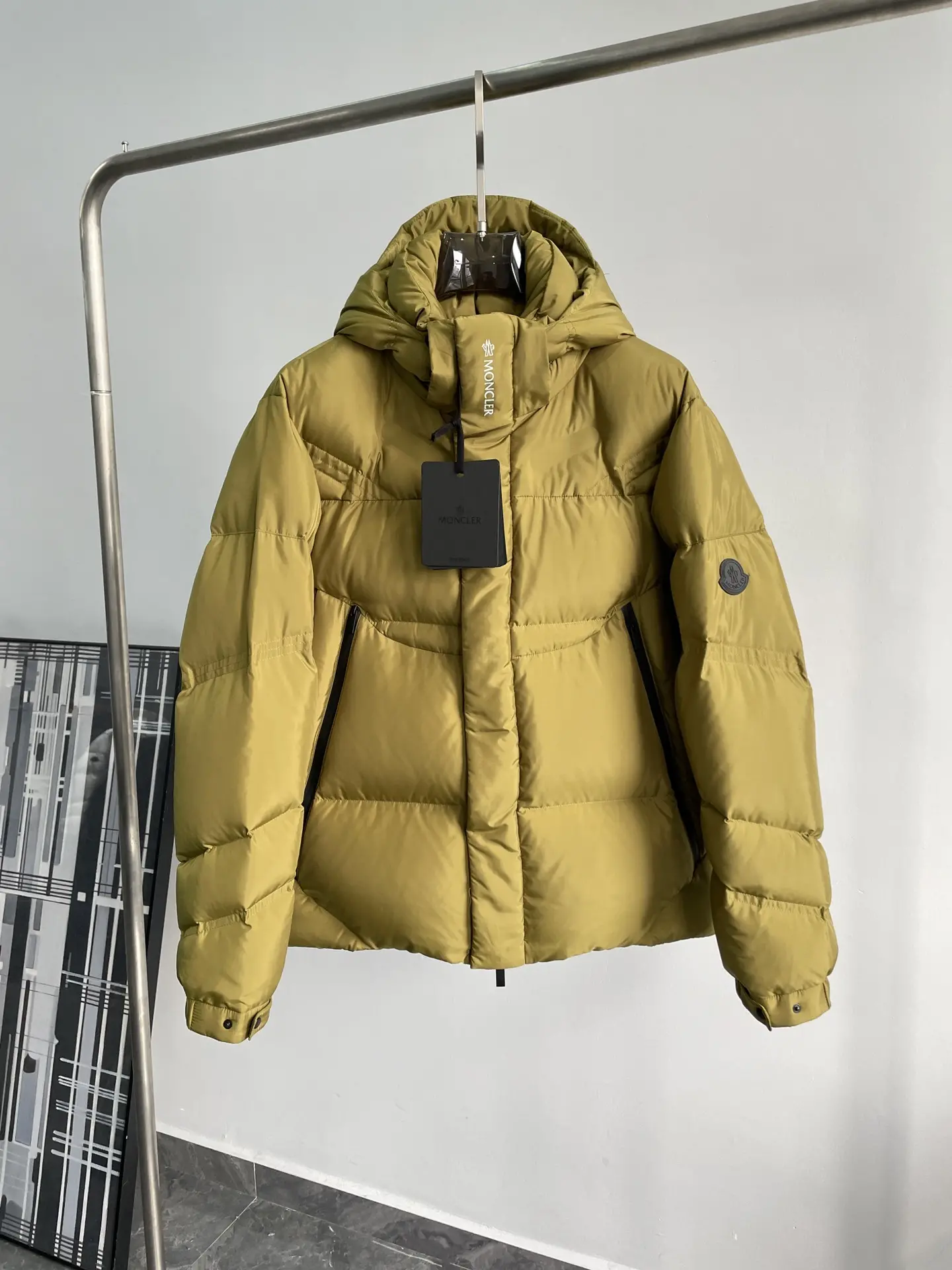 ¡P1360 Moncler 24FW Otoño / Invierno de gama alta de los hombres de la solapa Carta Logo impreso cálido ganso blanco relleno de plumas Patchwork chaqueta de plumas!¡El diseño general de modelado todavía hereda la familia Moncler gen de la moda de alto lujo y estilo funcional al aire libre combinado con el uso del estilo deconstruccionista para crear un fuerte sentido visual de la solapa utilizando la marca icónica insignia redonda cuerpo será la esencia cultural de la marca y la identidad concentrada se centran en lo anterior llamativo y de moda llevar logotipo de la marca local cuerpo de impresión para formar un efecto de eco! ¡En todo el cuerpo de la capa exterior de la tela de la tecnología profesional al aire libre Toray de Japón costura del hilo Fujikawa superior de Japón para proporcionar una excelente hilo anti-perforación, además de un fuerte viento impermeable y características de la nieve! ¡Relleno interior seleccionado Hungría - plumón de ganso blanco Hordobagi de grado platino extraído del vientre del ganso blanco terciopelo de alta calidad esponjosidad y el contenido de plumón es muy alta resistencia superior ultra-europeo nivel de protección del medio ambiente sin olor efecto de bloqueo y excelente calidez! ¡Artesanía detalles exquisitos materiales auxiliares todo el sistema de invitados para la configuración de cierre de cremallera doble en el cuerpo efecto de la conformación de peso ligero pertenece a la usabilidad de una chaqueta de plumón conformación de una muy alta fuerte recomendado debe entrar en el frío herramienta de desgaste!Color: verde, blanco, negroTamaño: 1-5 yardasTamaño de referencia:1 yardas: anchura de los hombros 48 pecho 112 longitud de la manga 64 longitud 682 yardas: anchura de los hombros 49 pecho 116 longitud de la manga 65 longitud 693 yardas: ancho de los hombros 50 pecho 120 longitud de la manga 66 longitud 704 yardas: anchura del hombro 51 pecho 124 longitud de la manga 67 longitud 715 yardas: anchura del hombro 52 pecho 128 longitud de la manga 68 longitud 72