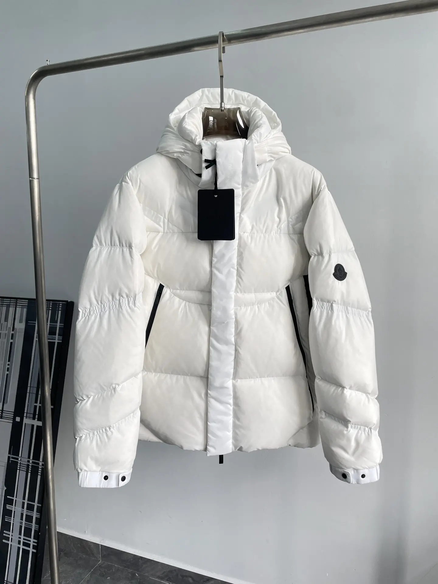 图片[8]-P1360 Moncler 24FW秋冬高端男士门襟字母logo印花保暖白鹅绒填充拼接男士羽绒服外套！
整体的造型设计依然传承了Moncler族基因高奢时装与功能性户外风格相结合通身运用解构主义风格打造视觉感极强门襟运用标志性品牌圆形徽章体将品牌的文化精髓与身份浓缩聚焦于上面醒目且时髦搭载局部品牌LOGO印花体形成呼应效果！通体外层日本Toray公司户外专业科技面料缝线由日本顶级富士克大王线提供极好的防钻绒线另外具有强大的防水防风雪特性！内里填充甄选匈牙利-白金级霍尔多巴吉白鹅绒提取的白鹅腹部高品质的绒蓬松度和含绒量极高回弹性优越超欧标环保级别无异味锁温效果与保暖性极佳！工艺细节精致考究辅料全系客供双拉链开合配置上身效果轻便塑形属于实穿性极强的一款羽绒服塑造性非常高强荐必入的御寒穿搭利器！

颜色：绿色、白色、黑色
尺码：1-5码
尺寸参考：
1码:肩宽48胸围112袖长64衣长68
2码:肩宽49胸围116袖长65衣长69
3码:肩宽50胸围120袖长66衣长70
4码:肩宽51胸围124袖长67衣长71
5码:肩宽52胸围128袖长68衣长72-高仿包包