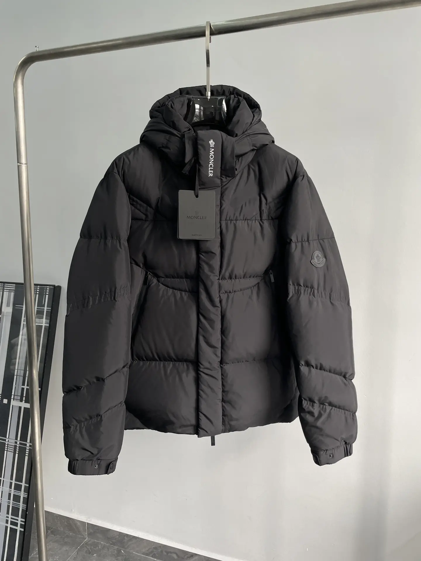 ¡P1360 Moncler 24FW Otoño / Invierno de gama alta de los hombres de la solapa Carta Logo impreso cálido ganso blanco relleno de plumas Patchwork chaqueta de plumas!¡El diseño general de modelado todavía hereda la familia Moncler gen de la moda de alto lujo y estilo funcional al aire libre combinado con el uso del estilo deconstruccionista para crear un fuerte sentido visual de la solapa utilizando la marca icónica insignia redonda cuerpo será la esencia cultural de la marca y la identidad concentrada se centran en lo anterior llamativo y de moda llevar logotipo de la marca local cuerpo de impresión para formar un efecto de eco! ¡En todo el cuerpo de la capa exterior de la tela de la tecnología profesional al aire libre Toray de Japón costura del hilo Fujikawa superior de Japón para proporcionar una excelente hilo anti-perforación, además de un fuerte viento impermeable y características de la nieve! ¡Relleno interior seleccionado Hungría - plumón de ganso blanco Hordobagi de grado platino extraído del vientre del ganso blanco terciopelo de alta calidad esponjosidad y el contenido de plumón es muy alta resistencia superior ultra-europeo nivel de protección del medio ambiente sin olor efecto de bloqueo y excelente calidez! ¡Artesanía detalles exquisitos materiales auxiliares todo el sistema de invitados para la configuración de cierre de cremallera doble en el cuerpo efecto de la conformación de peso ligero pertenece a la usabilidad de una chaqueta de plumón conformación de una muy alta fuerte recomendado debe entrar en el frío herramienta de desgaste!Color: verde, blanco, negroTamaño: 1-5 yardasTamaño de referencia:1 yardas: anchura de los hombros 48 pecho 112 longitud de la manga 64 longitud 682 yardas: anchura de los hombros 49 pecho 116 longitud de la manga 65 longitud 693 yardas: ancho de los hombros 50 pecho 120 longitud de la manga 66 longitud 704 yardas: anchura del hombro 51 pecho 124 longitud de la manga 67 longitud 715 yardas: anchura del hombro 52 pecho 128 longitud de la manga 68 longitud 72