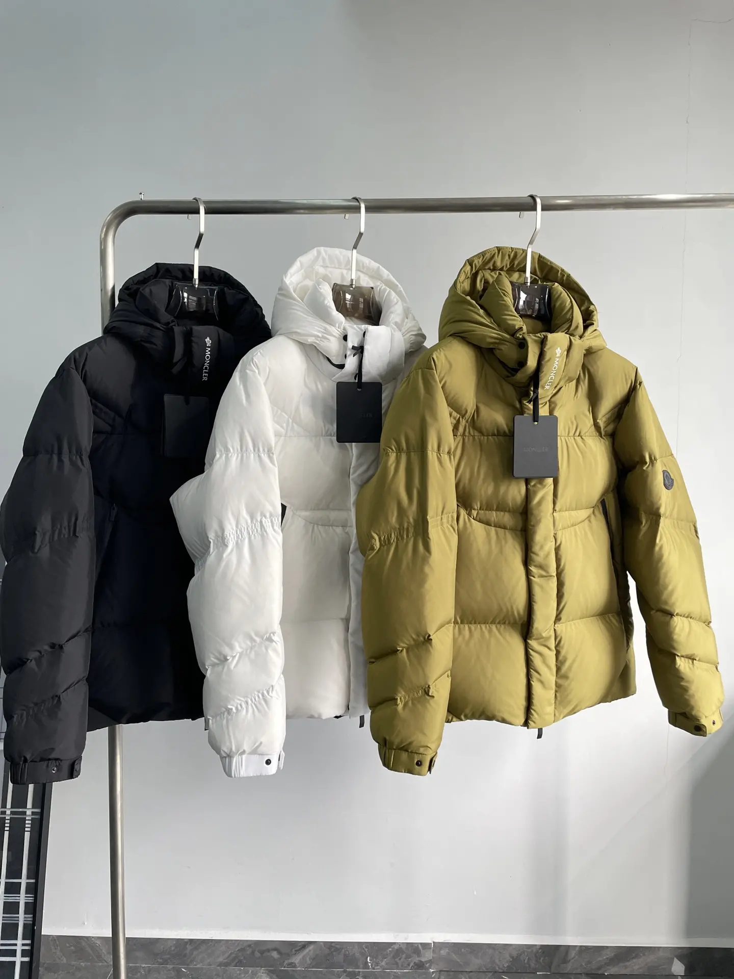 P1360 Moncler 24FW秋冬高端男士门襟字母logo印花保暖白鹅绒填充拼接男士羽绒服外套！
整体的造型设计依然传承了Moncler族基因高奢时装与功能性户外风格相结合通身运用解构主义风格打造视觉感极强门襟运用标志性品牌圆形徽章体将品牌的文化精髓与身份浓缩聚焦于上面醒目且时髦搭载局部品牌LOGO印花体形成呼应效果！通体外层日本Toray公司户外专业科技面料缝线由日本顶级富士克大王线提供极好的防钻绒线另外具有强大的防水防风雪特性！内里填充甄选匈牙利-白金级霍尔多巴吉白鹅绒提取的白鹅腹部高品质的绒蓬松度和含绒量极高回弹性优越超欧标环保级别无异味锁温效果与保暖性极佳！工艺细节精致考究辅料全系客供双拉链开合配置上身效果轻便塑形属于实穿性极强的一款羽绒服塑造性非常高强荐必入的御寒穿搭利器！

颜色：绿色、白色、黑色
尺码：1-5码
尺寸参考：
1码:肩宽48胸围112袖长64衣长68
2码:肩宽49胸围116袖长65衣长69
3码:肩宽50胸围120袖长66衣长70
4码:肩宽51胸围124袖长67衣长71
5码:肩宽52胸围128袖长68衣长72-高仿包包