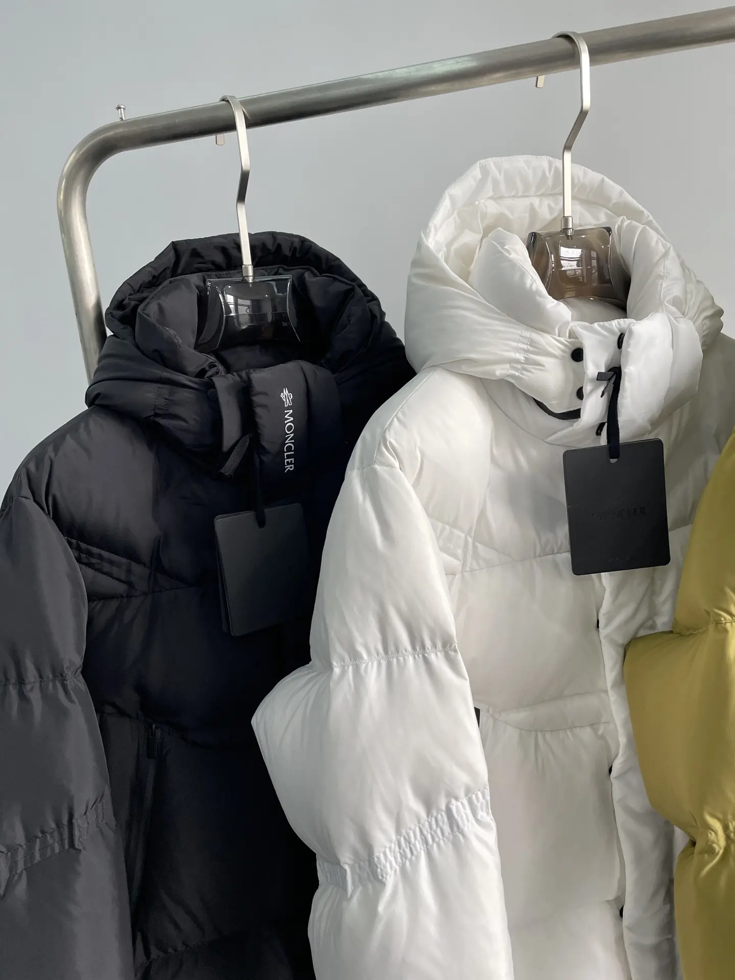 ¡P1360 Moncler 24FW Otoño / Invierno de gama alta de los hombres de la solapa Carta Logo impreso cálido ganso blanco relleno de plumas Patchwork chaqueta de plumas!¡El diseño general de modelado todavía hereda la familia Moncler gen de la moda de alto lujo y estilo funcional al aire libre combinado con el uso del estilo deconstruccionista para crear un fuerte sentido visual de la solapa utilizando la marca icónica insignia redonda cuerpo será la esencia cultural de la marca y la identidad concentrada se centran en lo anterior llamativo y de moda llevar logotipo de la marca local cuerpo de impresión para formar un efecto de eco! ¡En todo el cuerpo de la capa exterior de la tela de la tecnología profesional al aire libre Toray de Japón costura del hilo Fujikawa superior de Japón para proporcionar una excelente hilo anti-perforación, además de un fuerte viento impermeable y características de la nieve! ¡Relleno interior seleccionado Hungría - plumón de ganso blanco Hordobagi de grado platino extraído del vientre del ganso blanco terciopelo de alta calidad esponjosidad y el contenido de plumón es muy alta resistencia superior ultra-europeo nivel de protección del medio ambiente sin olor efecto de bloqueo y excelente calidez! ¡Artesanía detalles exquisitos materiales auxiliares todo el sistema de invitados para la configuración de cierre de cremallera doble en el cuerpo efecto de la conformación de peso ligero pertenece a la usabilidad de una chaqueta de plumón conformación de una muy alta fuerte recomendado debe entrar en el frío herramienta de desgaste!Color: verde, blanco, negroTamaño: 1-5 yardasTamaño de referencia:1 yardas: anchura de los hombros 48 pecho 112 longitud de la manga 64 longitud 682 yardas: anchura de los hombros 49 pecho 116 longitud de la manga 65 longitud 693 yardas: ancho de los hombros 50 pecho 120 longitud de la manga 66 longitud 704 yardas: anchura del hombro 51 pecho 124 longitud de la manga 67 longitud 715 yardas: anchura del hombro 52 pecho 128 longitud de la manga 68 longitud 72